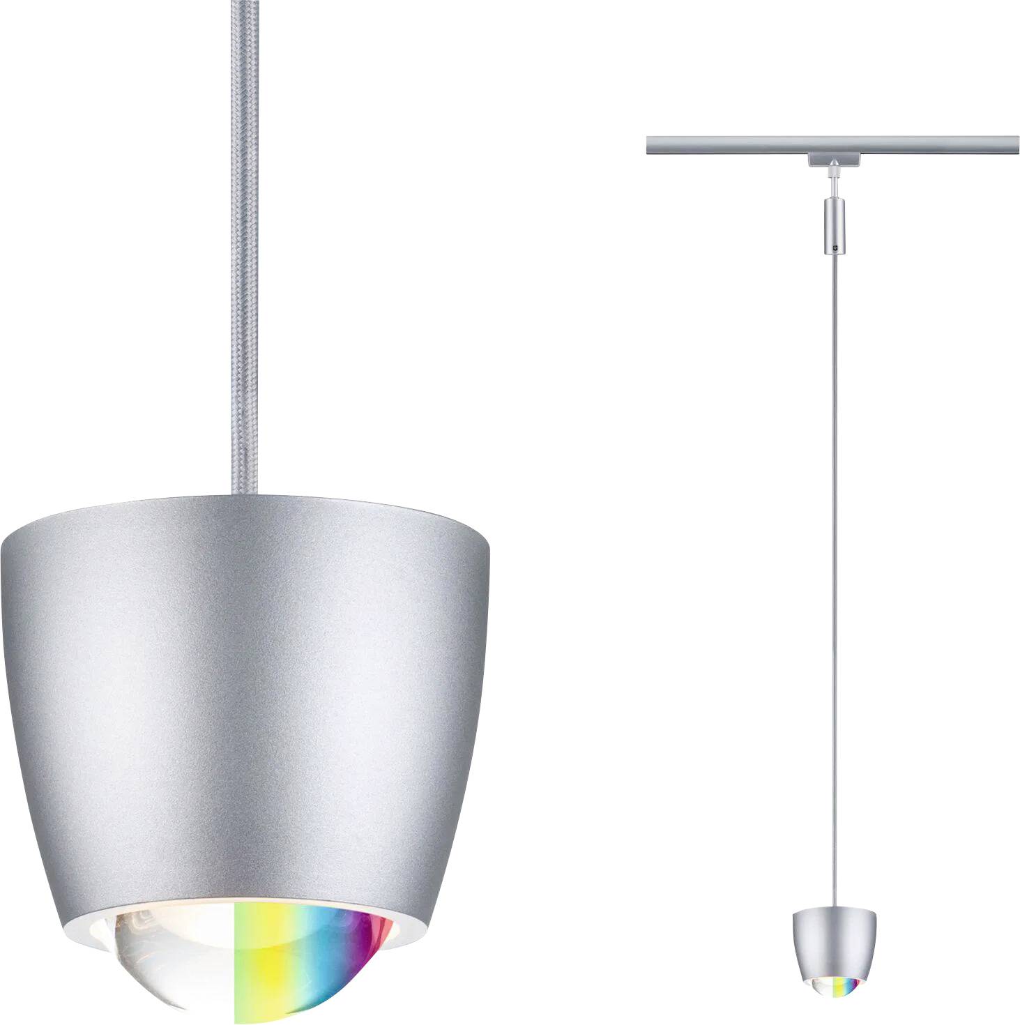 Ein silberner Pendelleuchter mit einer Regenbogenreflexion am Boden, der an einem dünnen Kabel hängt.