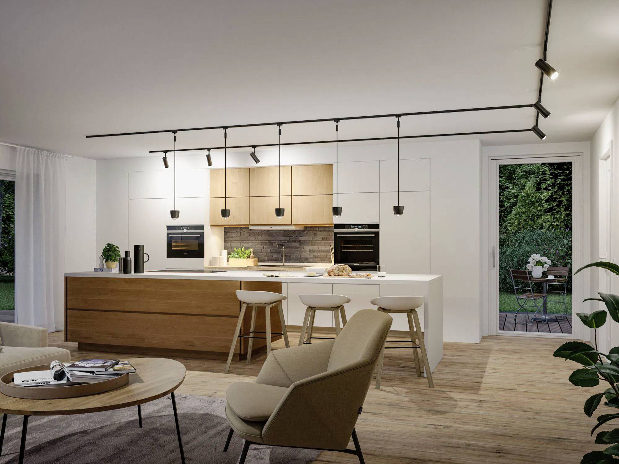 Moderne Küche mit Holzschränken, weißen Arbeitsplatten und Barhockern. Schienenlicht über der Kücheninsel, Glastür führt in den Garten.
