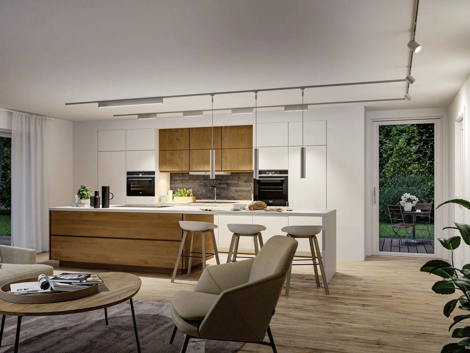 Moderne Küche mit Holzinsel und Barhockern, integrierten Öfen und weißer Einbauküche. Ein Essbereich und ein Garten sind durch Glastüren sichtbar.