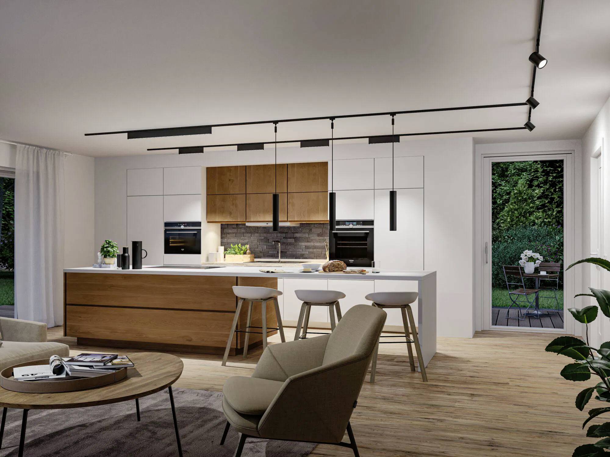 Eine moderne Küche mit einer Holzinsel, weißen Küchenschränken, Barhocker und Schienenlicht. Eine Glastür öffnet sich zu einem üppigen Garten.