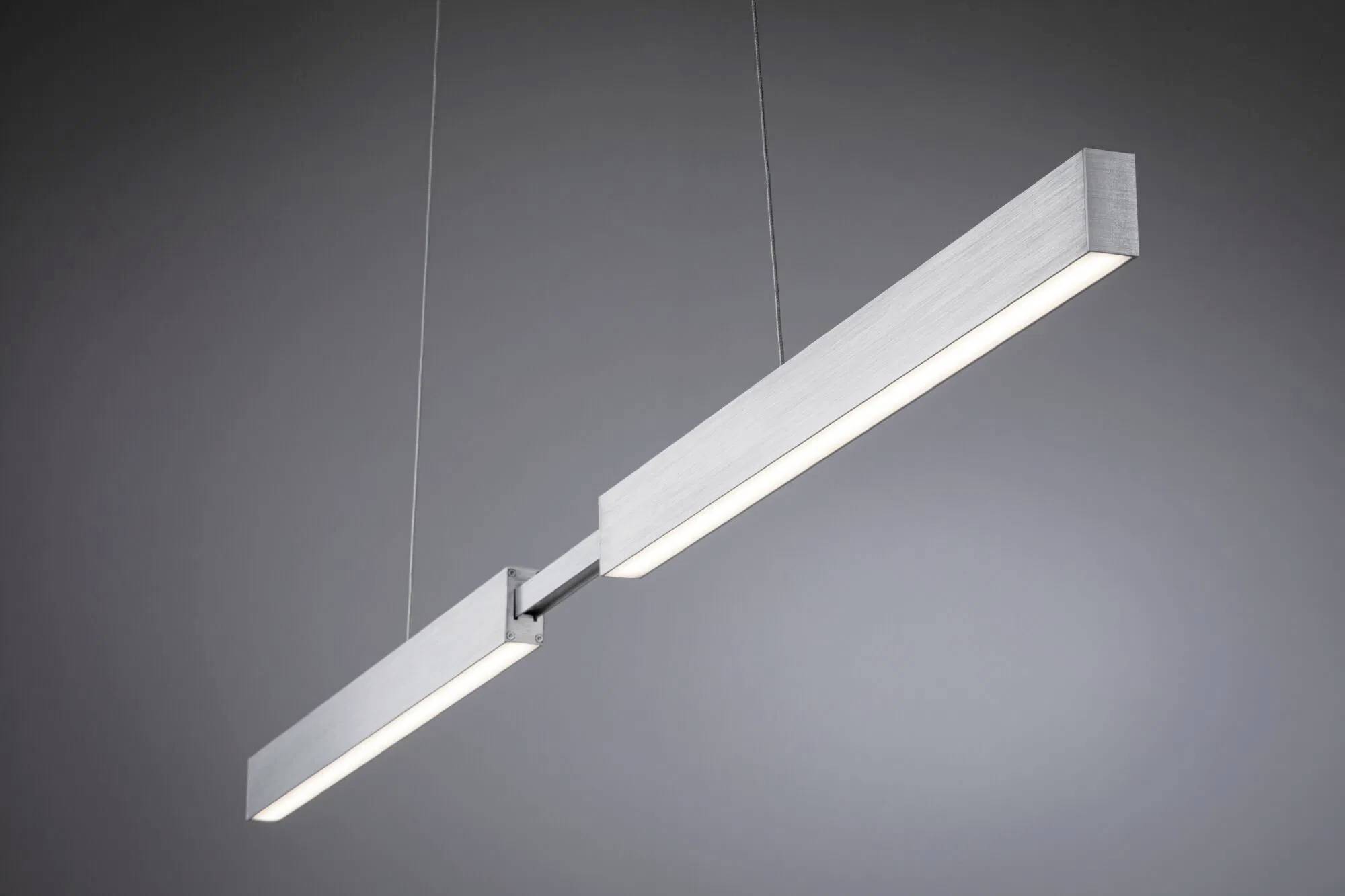 Eine moderne, minimalistische Pendelleuchte mit zwei parallelen linearen LED-Balken, die an dünnen Kabeln vor einem grauen Hintergrund hängen.