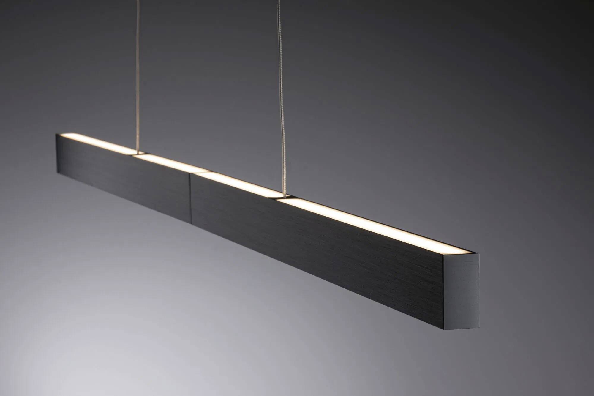 Eine elegante, moderne Pendelleuchte, rechteckig mit einem sanften Leuchten auf dunklem Hintergrund.