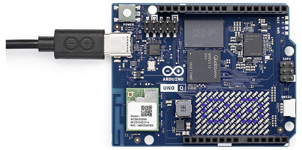Arduino UNO-Platine mit angeschlossenem USB-Kabel, ausgestattet mit Mikrocontroller, digitalen Pins, analogen Eingangspins, Stromversorgungsanschlüssen und Logos.