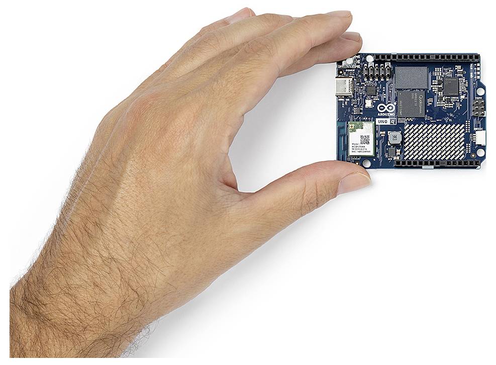 Eine Hand, die eine Arduino-Platine hält und deren kompakte Größe und Komponenten präsentiert, einschließlich eines Mikrocontrollers und verschiedener Anschlüsse.