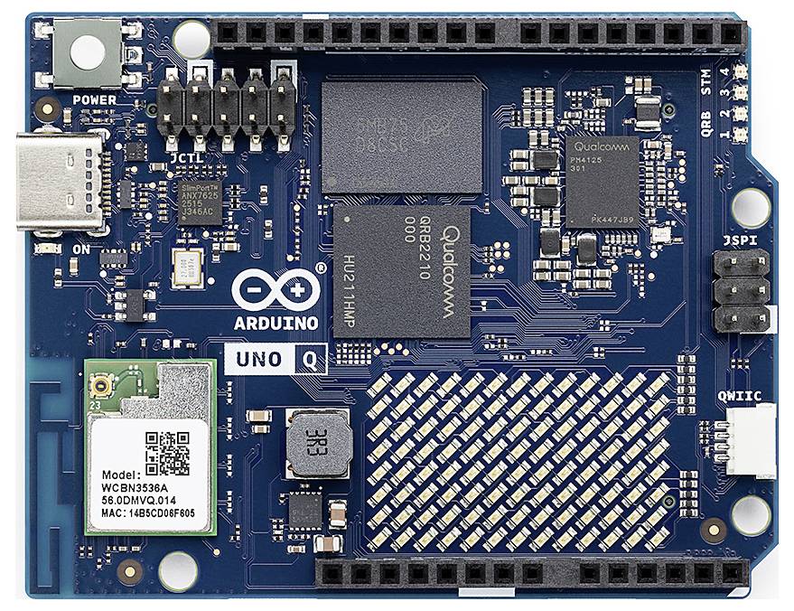 Eine Arduino Uno Platine mit verschiedenen elektronischen Komponenten, Anschlüssen und sichtbaren Beschriftungen, die für die Erstellung elektronischer Projekte und Prototypen verwendet wird.
