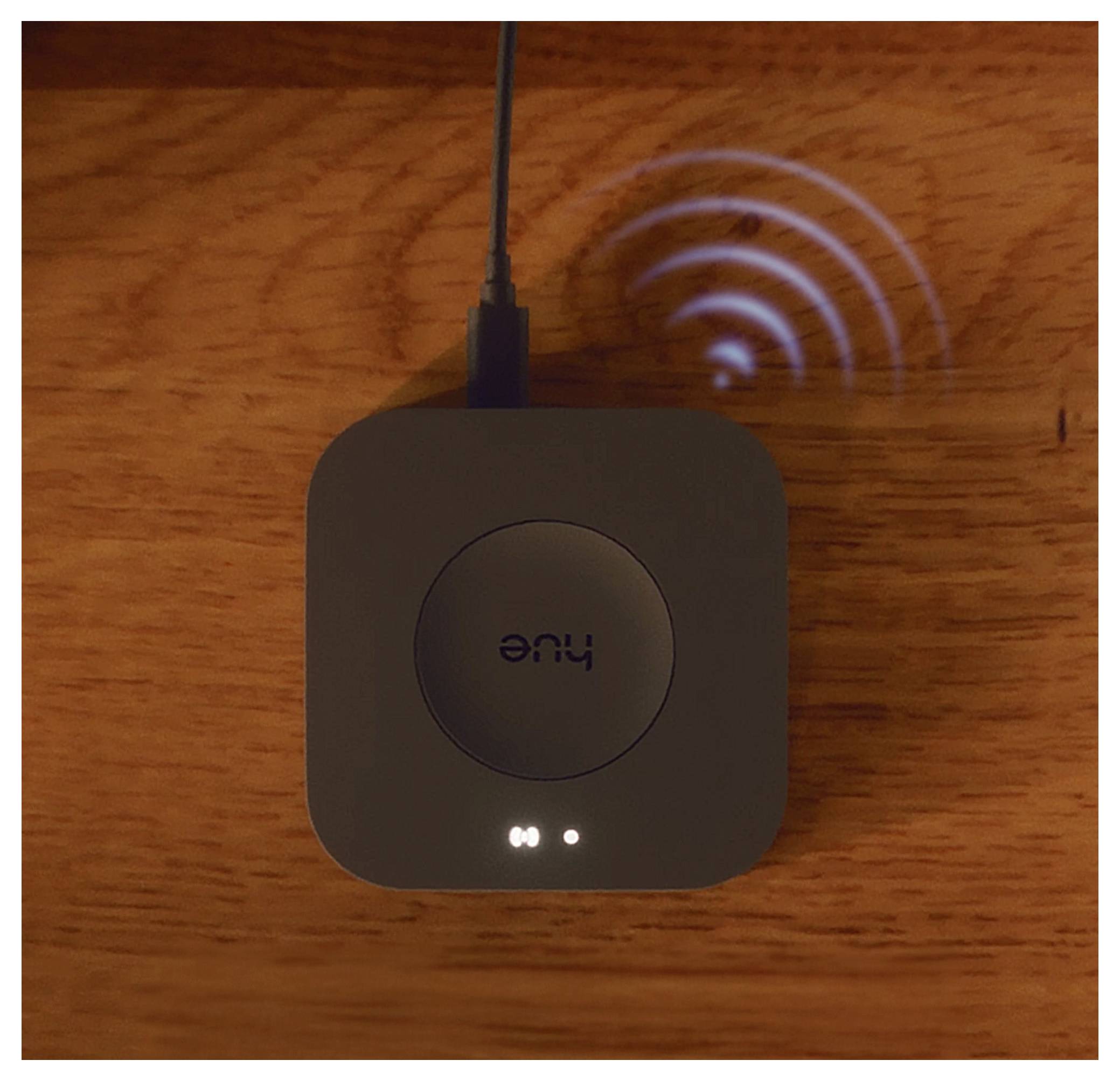 Ein kleines schwarzes quadratisches Smart-Gerät mit der Aufschrift 