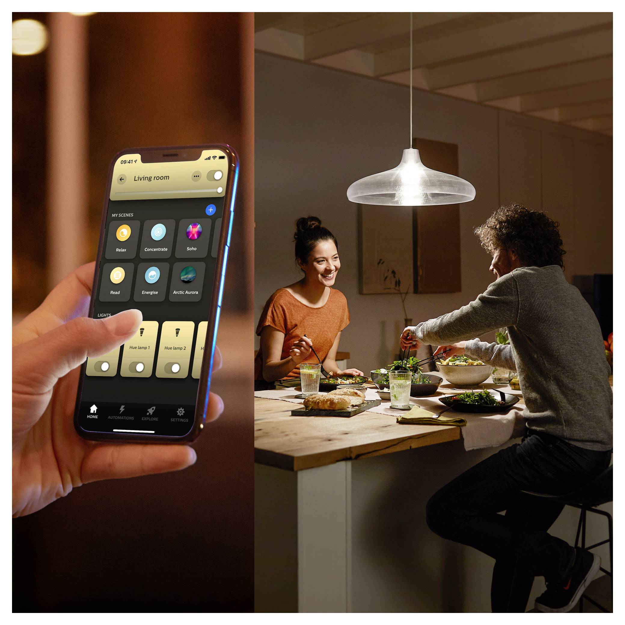 Eine Person verwendet ein Smartphone, um die intelligente Beleuchtung im Wohnzimmer einzustellen. In der Nähe sitzen zwei Menschen an einem Tisch und genießen eine Mahlzeit unter sanftem Licht.