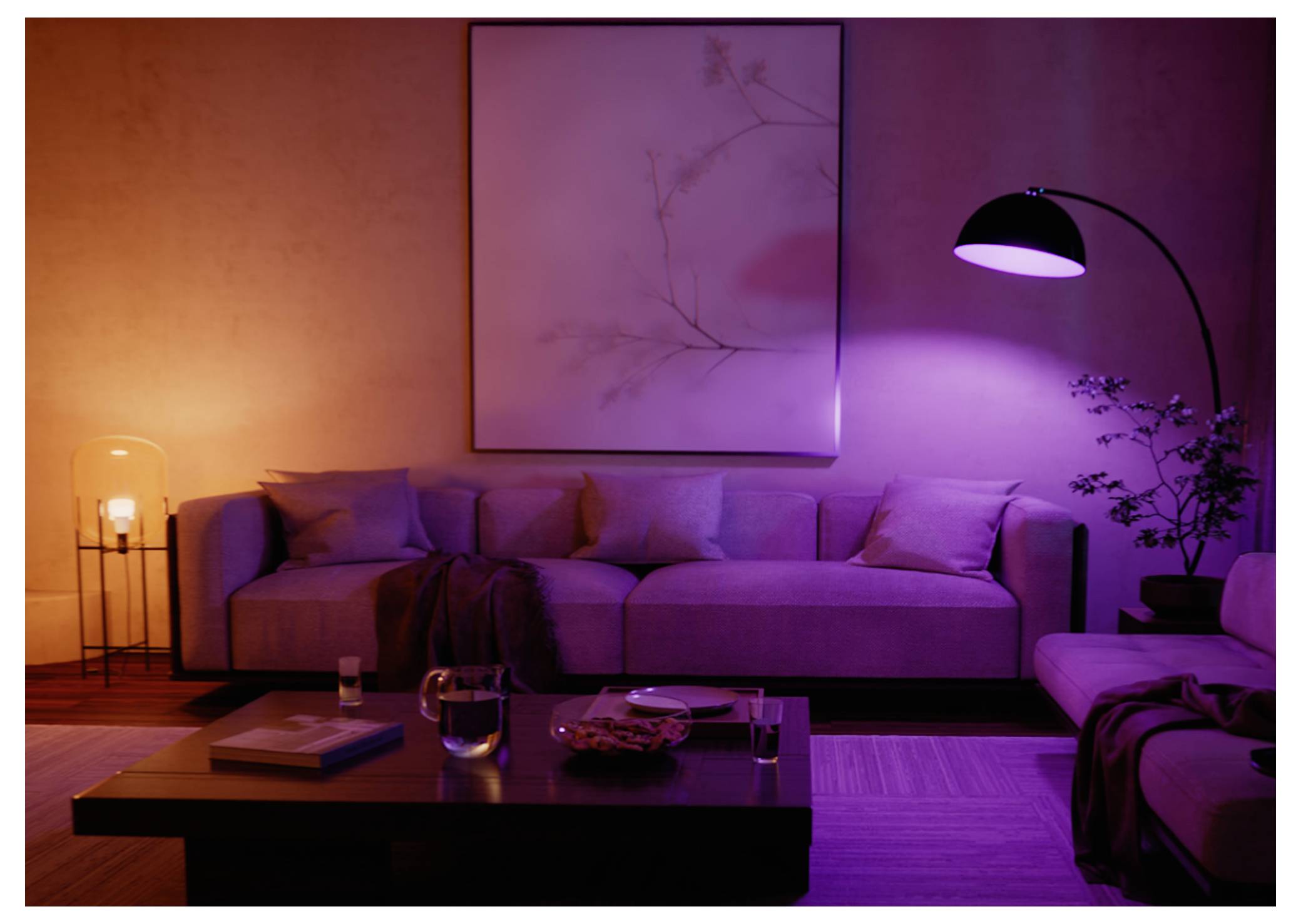 Ein gemütliches Wohnzimmer mit einem großen, hellvioletten Sofa, weichen Kissen, einer geschwungenen Stehlampe und einem warmen, ambientem Lichtschein. Minimalistische Wandkunst.