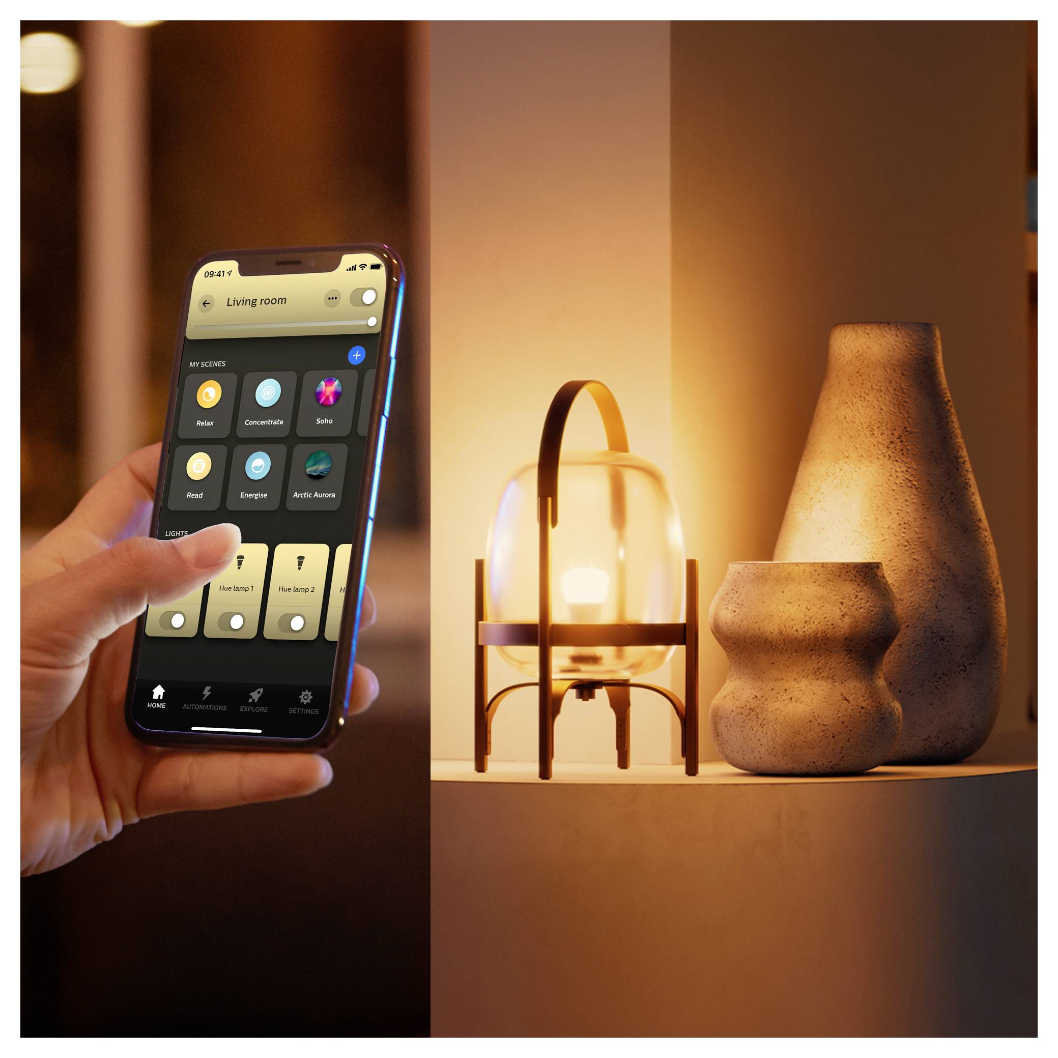 Eine Hand hält ein Smartphone, auf dem eine Hausautomations-App geöffnet ist, die eine gemütliche, warm beleuchtete Wohnzimmerlampe neben dekorativer Keramik steuert.