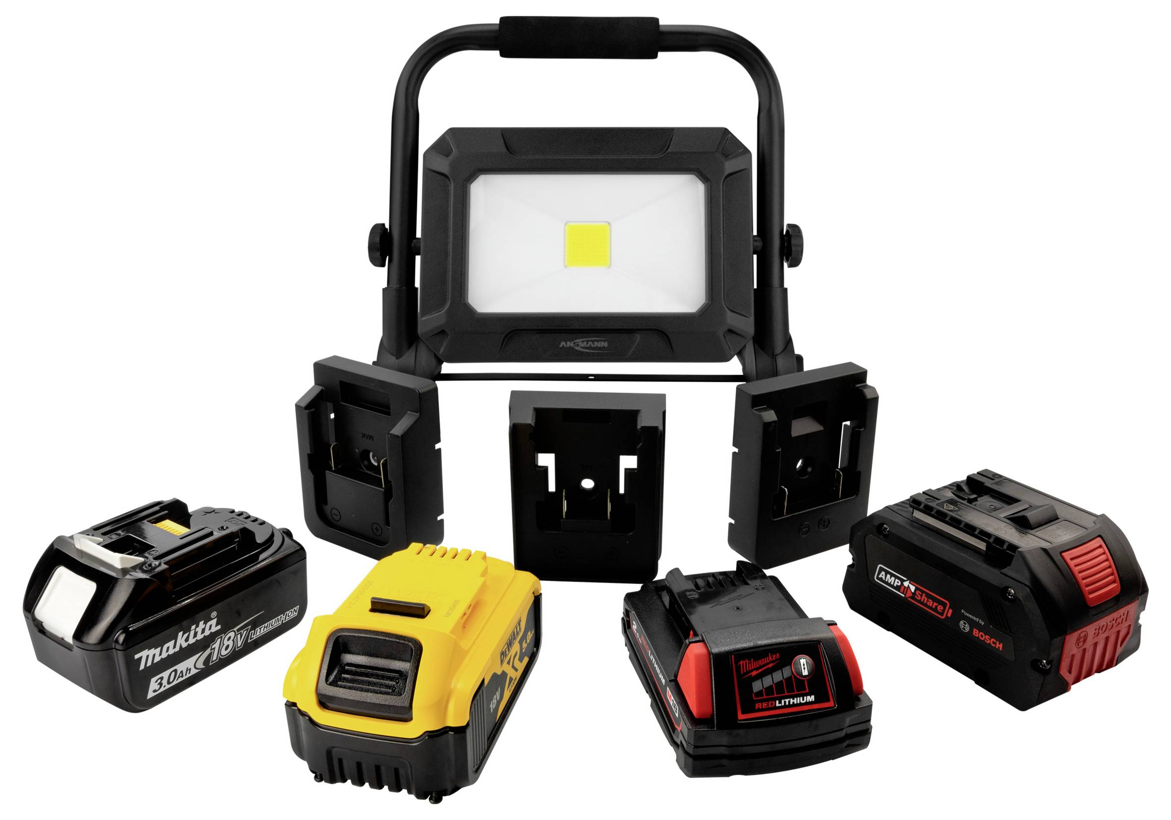 LED-Arbeitsleuchte mit vier kompatiblen Batterieadaptern, die um sie herum angeordnet sind und die Markendiversität sowie Anpassungsfähigkeit für verschiedene Akku-Werkzeugbatterien präsentieren.