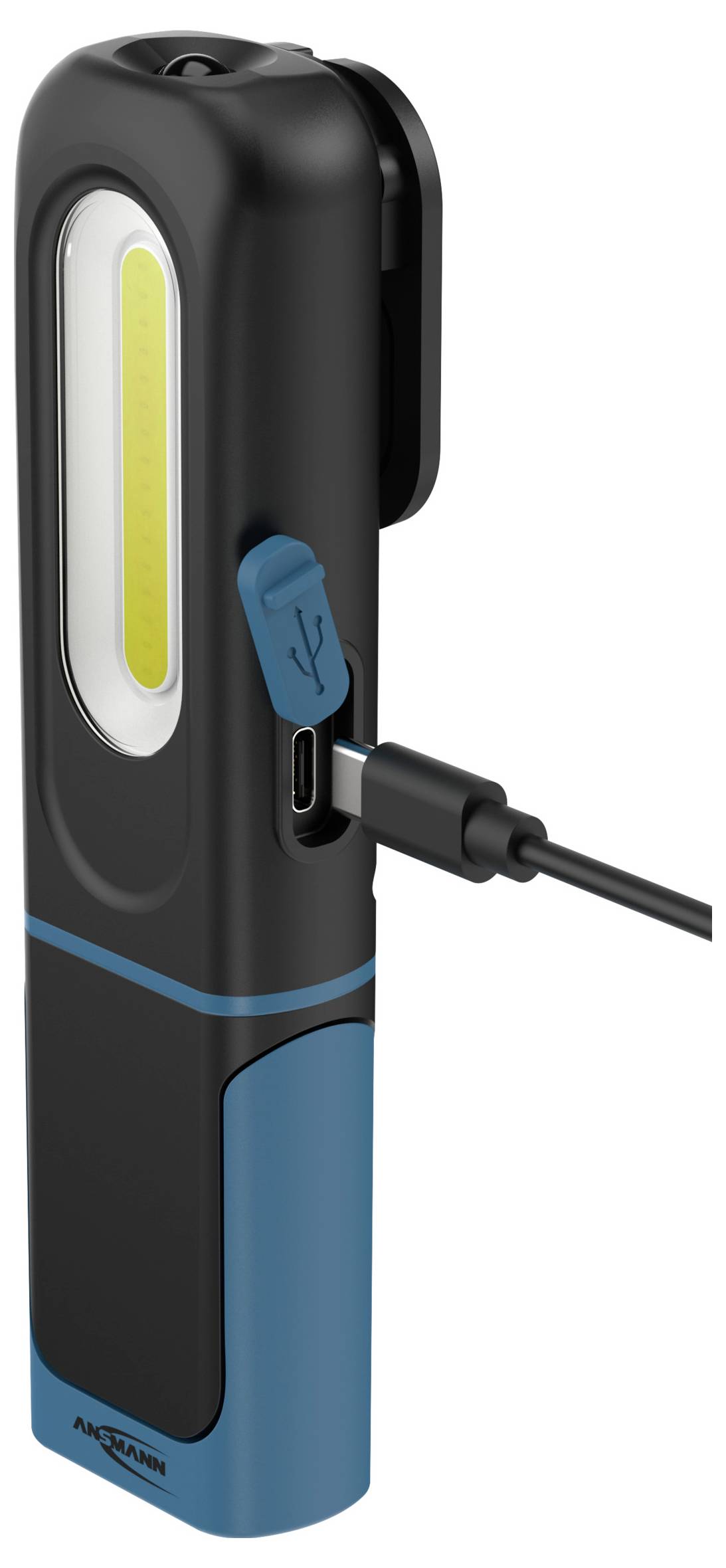 Eine schwarze und blaue tragbare Taschenlampe mit LED-Streifen, die über ein USB-Kabel aufgeladen wird, das in einen Anschluss an ihrer Seite gesteckt ist.