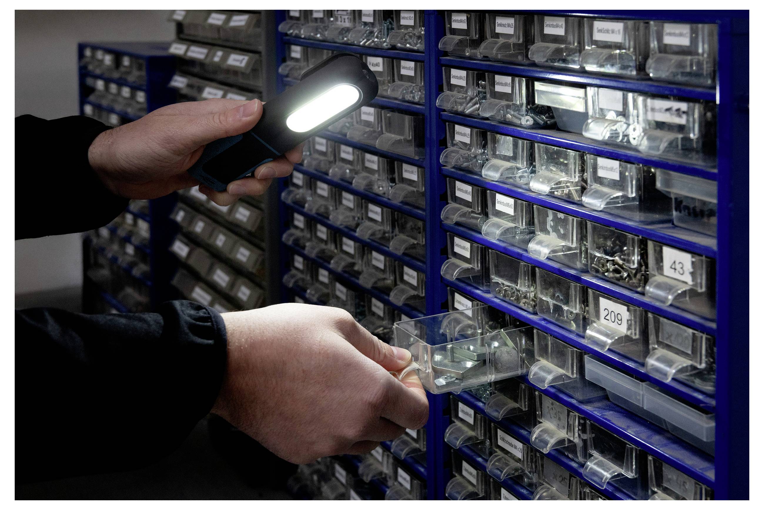 Ansmann 1600-0706 Wiederaufladbare Arbeitsleuchte WL350R COB LED Arbeitsleuchte akkubetrieben 350 l