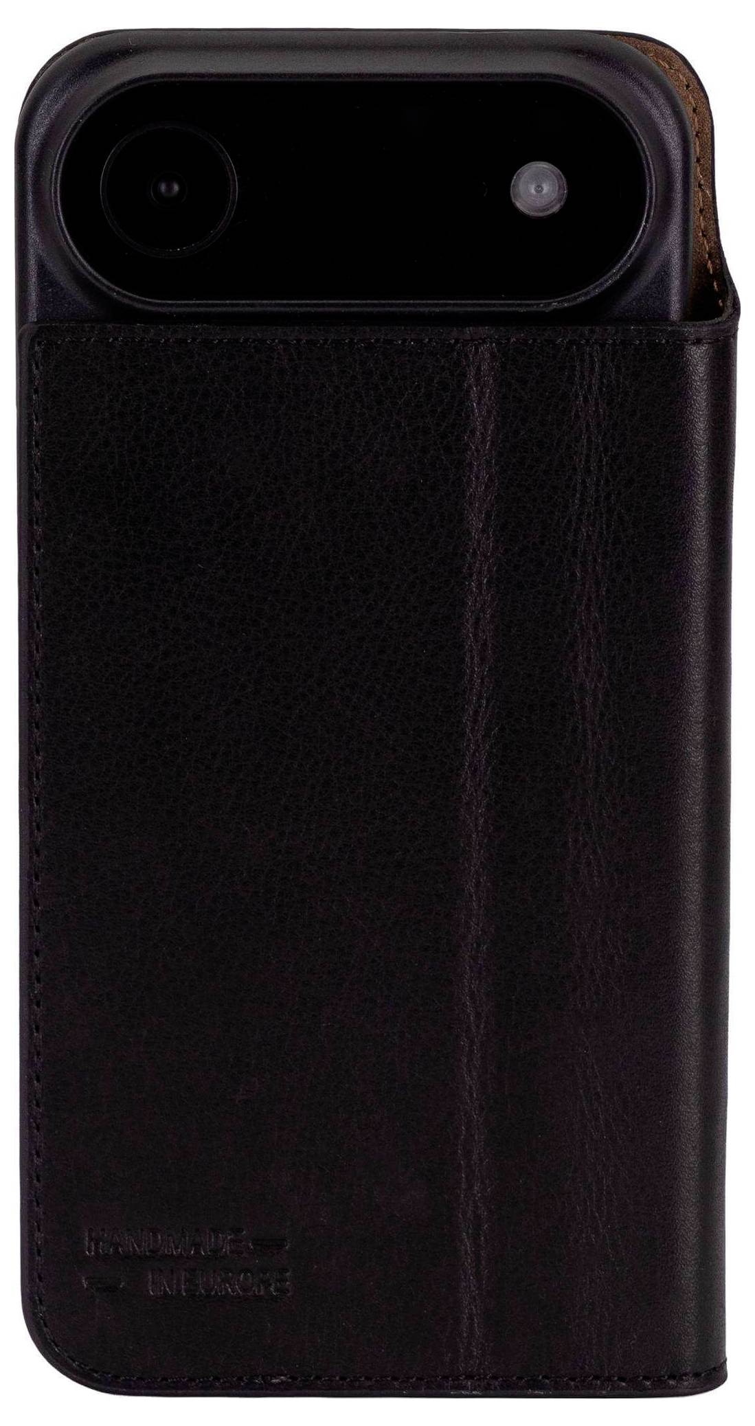 Eine dunkle Ledertasche für ein Mobiltelefon mit einer Kameraausschnitt, auf der in der unteren linken Ecke der Text 'home+ler' und 'BR' geprägt ist.