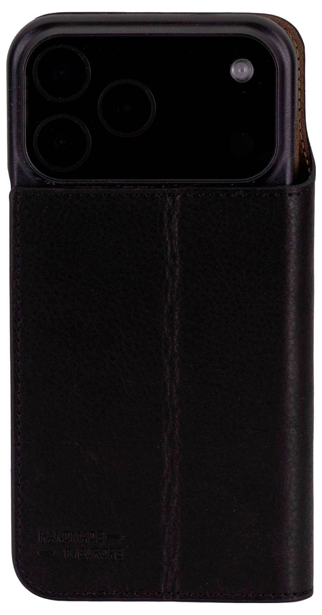 Dunkelbrauner Leder-Handyhülle, die ein Smartphone mit dreifachem Kameraaufbau auf der Rückseite teilweise verdeckt.