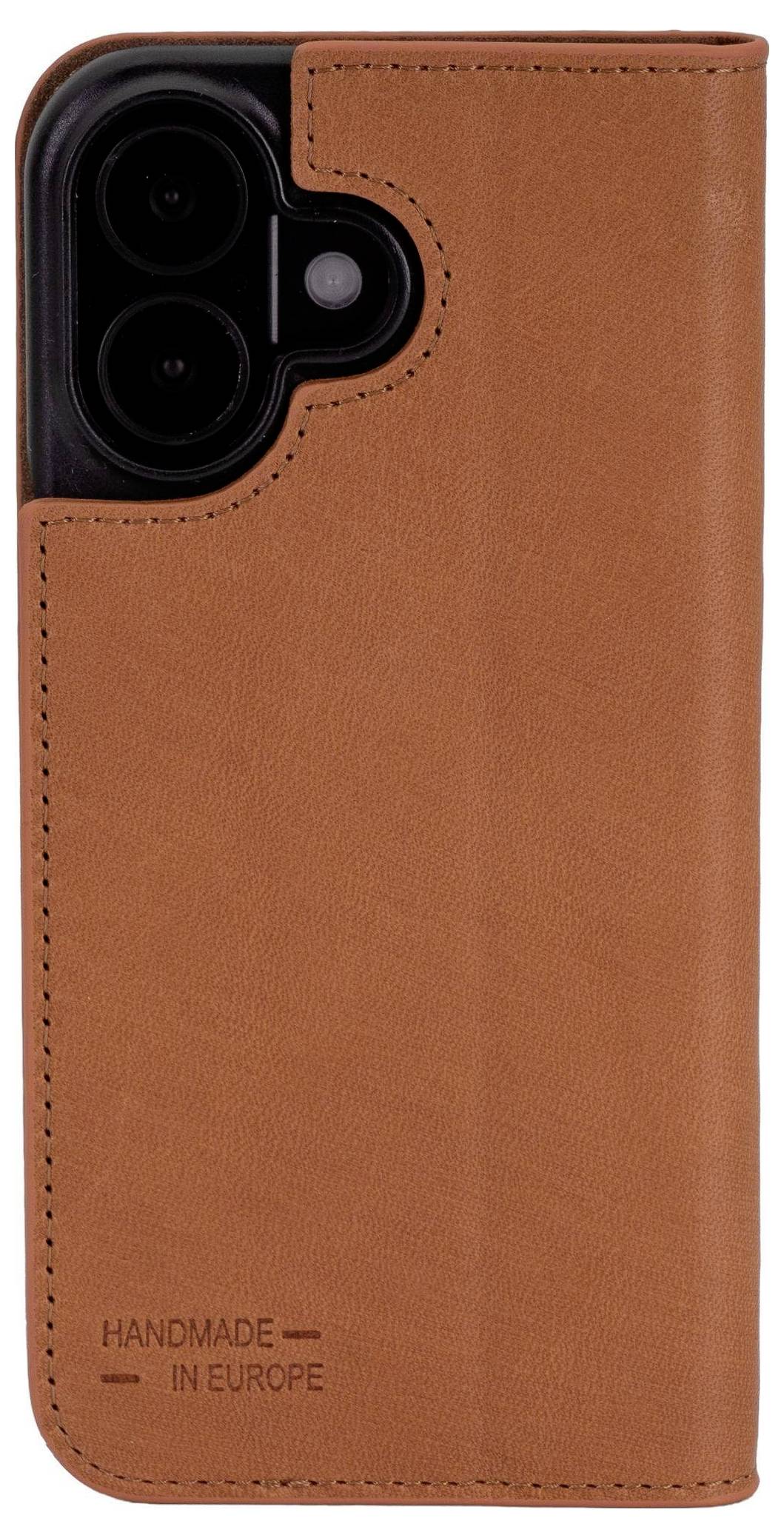 Eine braune Ledertasche bedeckt die Rückseite eines Smartphones. Der Text ‚Handmade in Europe' ist am unteren Rand eingeprägt.