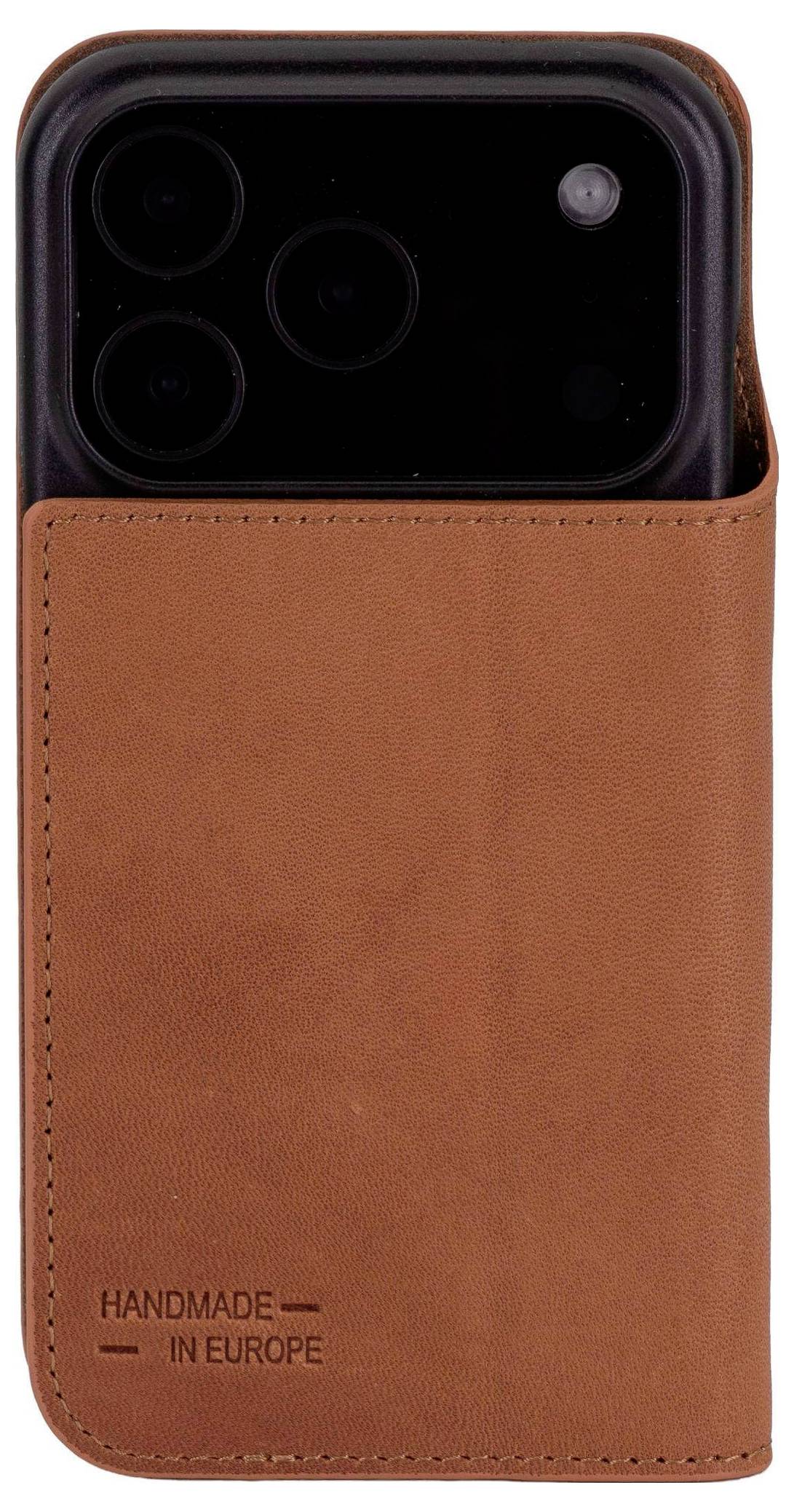 Ein Smartphone, teilweise von einem braunen Lederetui bedeckt, mit dem Text 'Handmade in Europa' in der unteren Ecke des Etuis eingraviert.