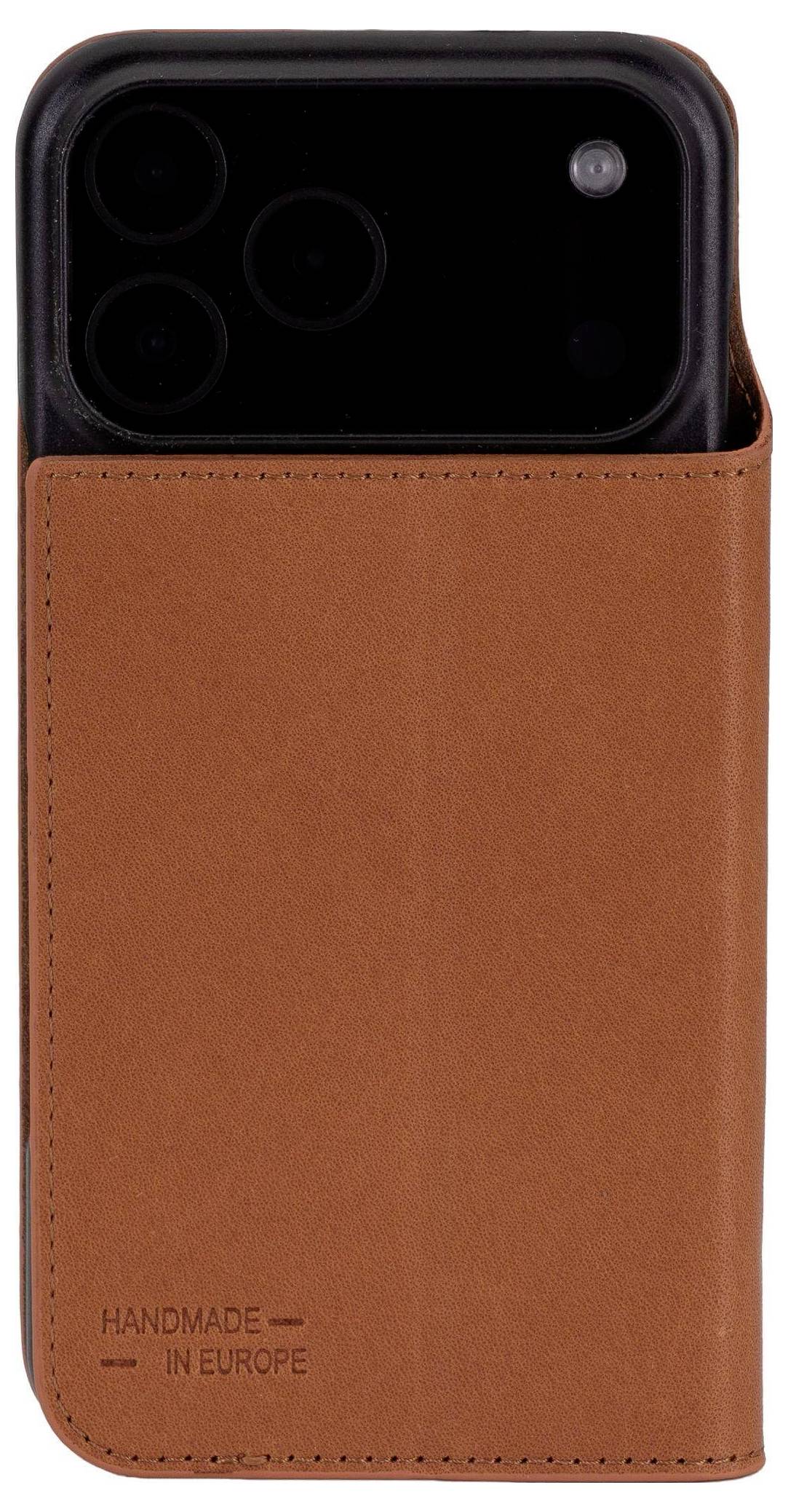 Ein schwarzes Telefon, teilweise in einen braunen Lederhalter eingelegt, mit der Prägung 