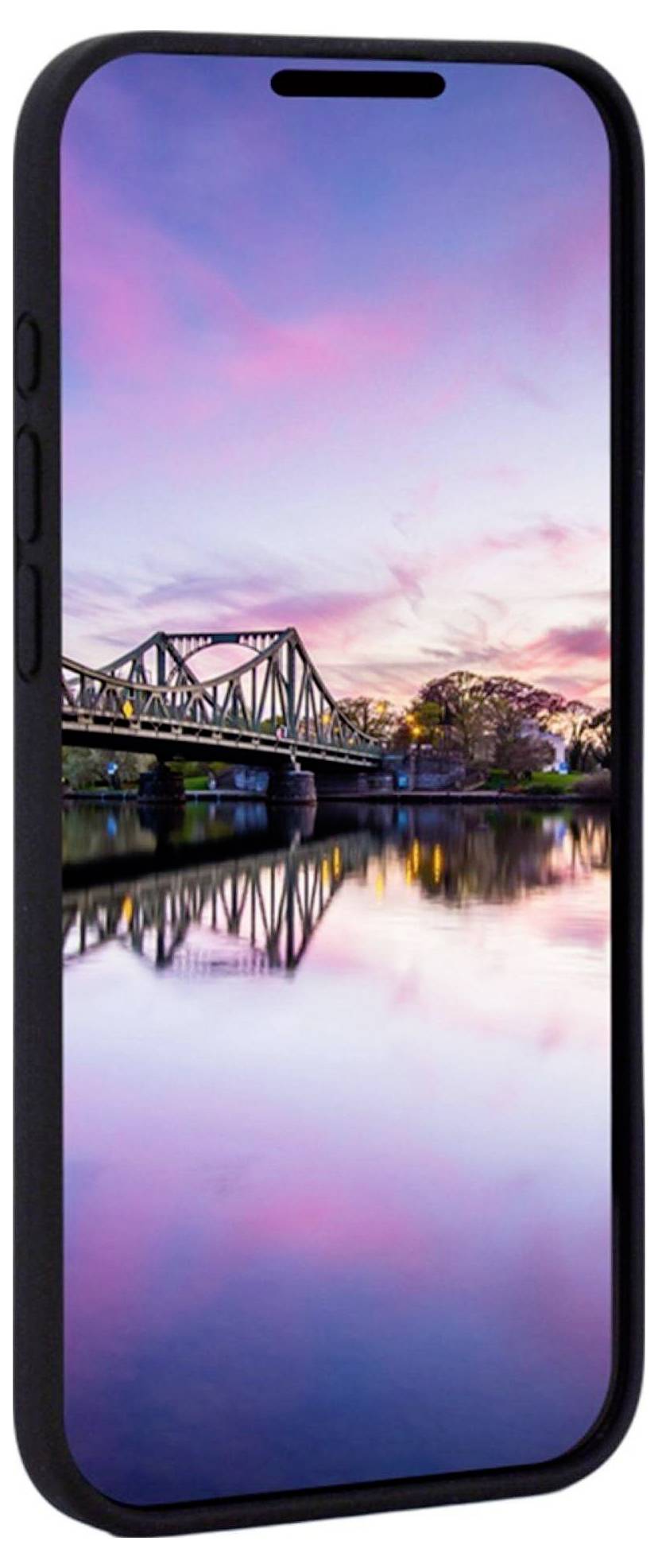 Ein Smartphone, das eine malerische Ansicht einer Brücke über ruhigem Wasser zeigt, in dem sich ein Sonnenuntergang mit rosa und violetten Wolken spiegelt.