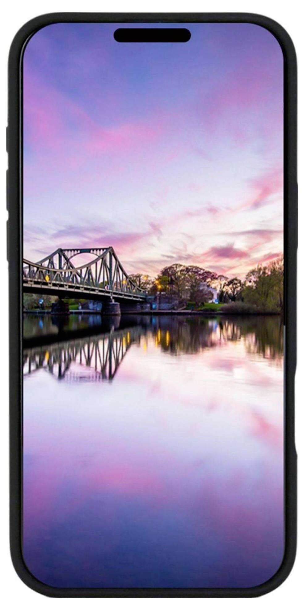 Ein Smartphone zeigt eine malerische Aufnahme einer Brücke bei Sonnenuntergang, mit einem farbenreichen Himmel und dessen Spiegelung auf dem ruhigen Fluss darunter.