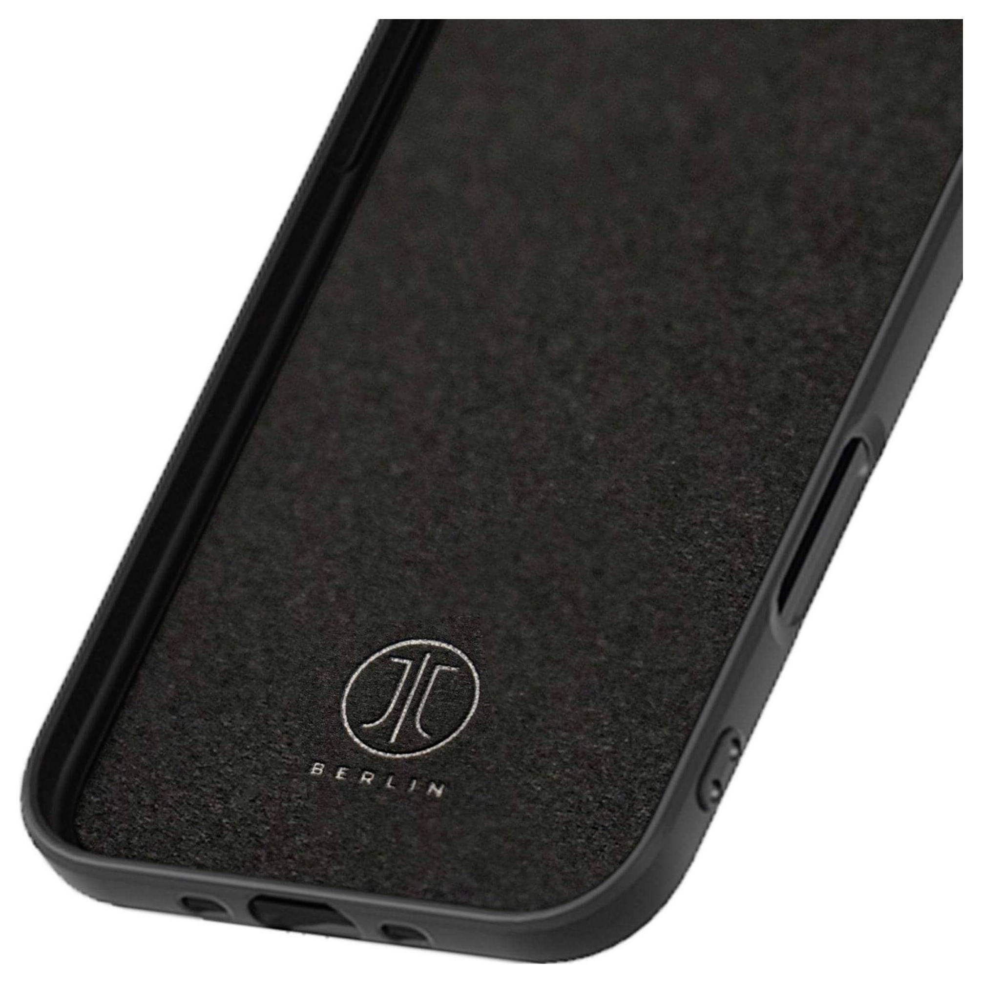 Eine schwarze Handyhülle mit einem geprägten Kreislogo und dem Wort 'BERLIN' darunter, ohne Handy.