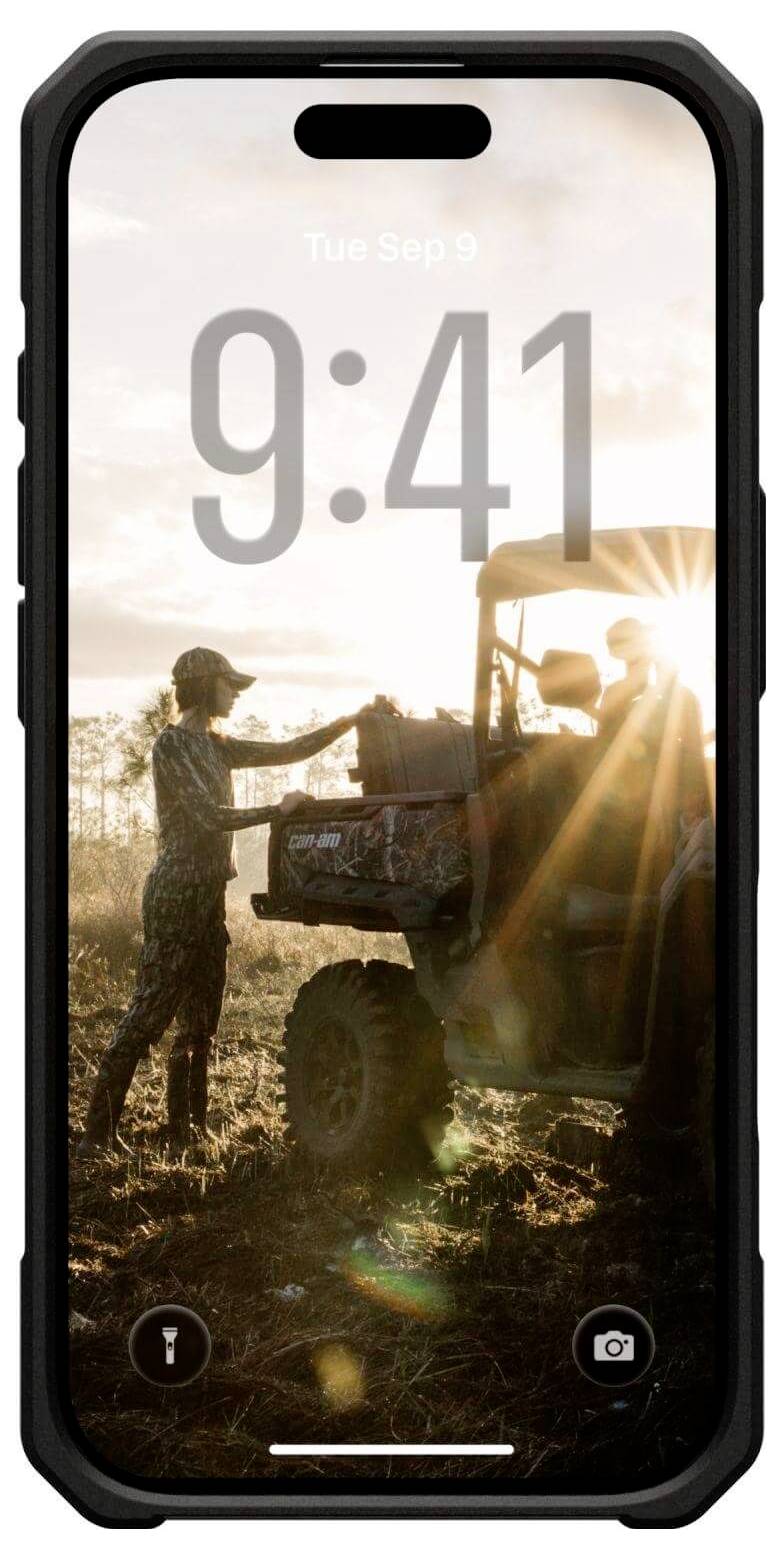 Eine Person in Tarnkleidung lädt Ausrüstung auf ein Geländefahrzeug bei Sonnenaufgang, dargestellt auf einem Smartphone-Sperrbildschirm, der 9:41 Uhr und Di. 9. Sep. anzeigt.