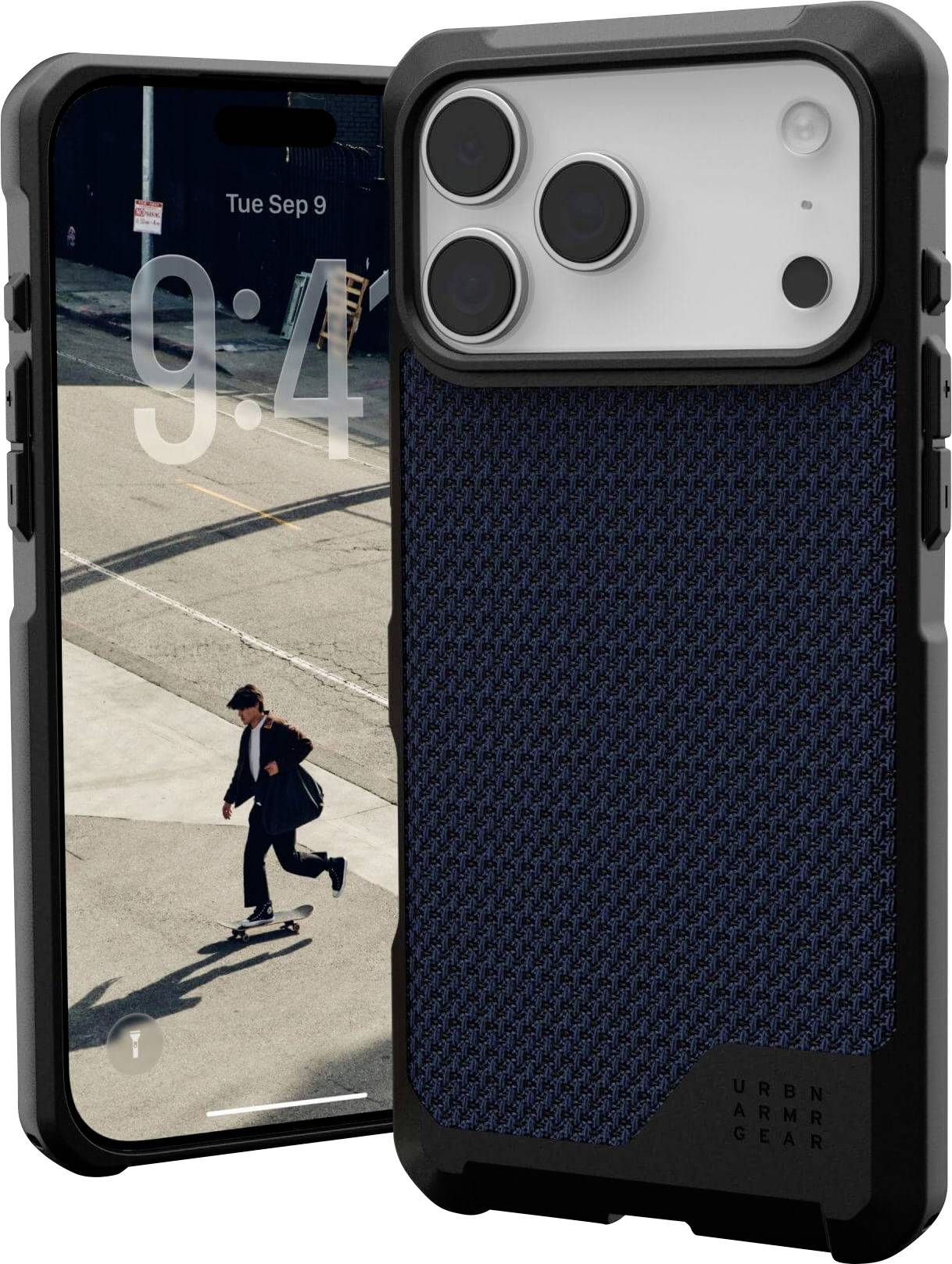 Ein Smartphone in einem Schutzgehäuse steht aufrecht und zeigt einen Sperrbildschirm mit einem Skateboarder, der in Bewegung auf einer städtischen Straße eingefangen wurde.