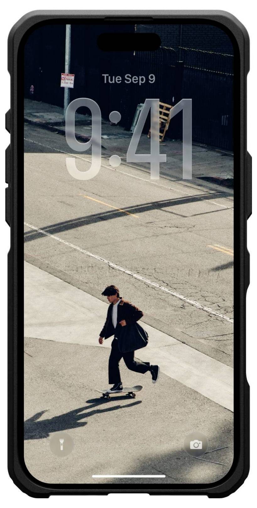 Eine Person fährt Skateboard auf einer Stadtstraße, dargestellt auf einem Smartphone-Bildschirm, der die Uhrzeit 