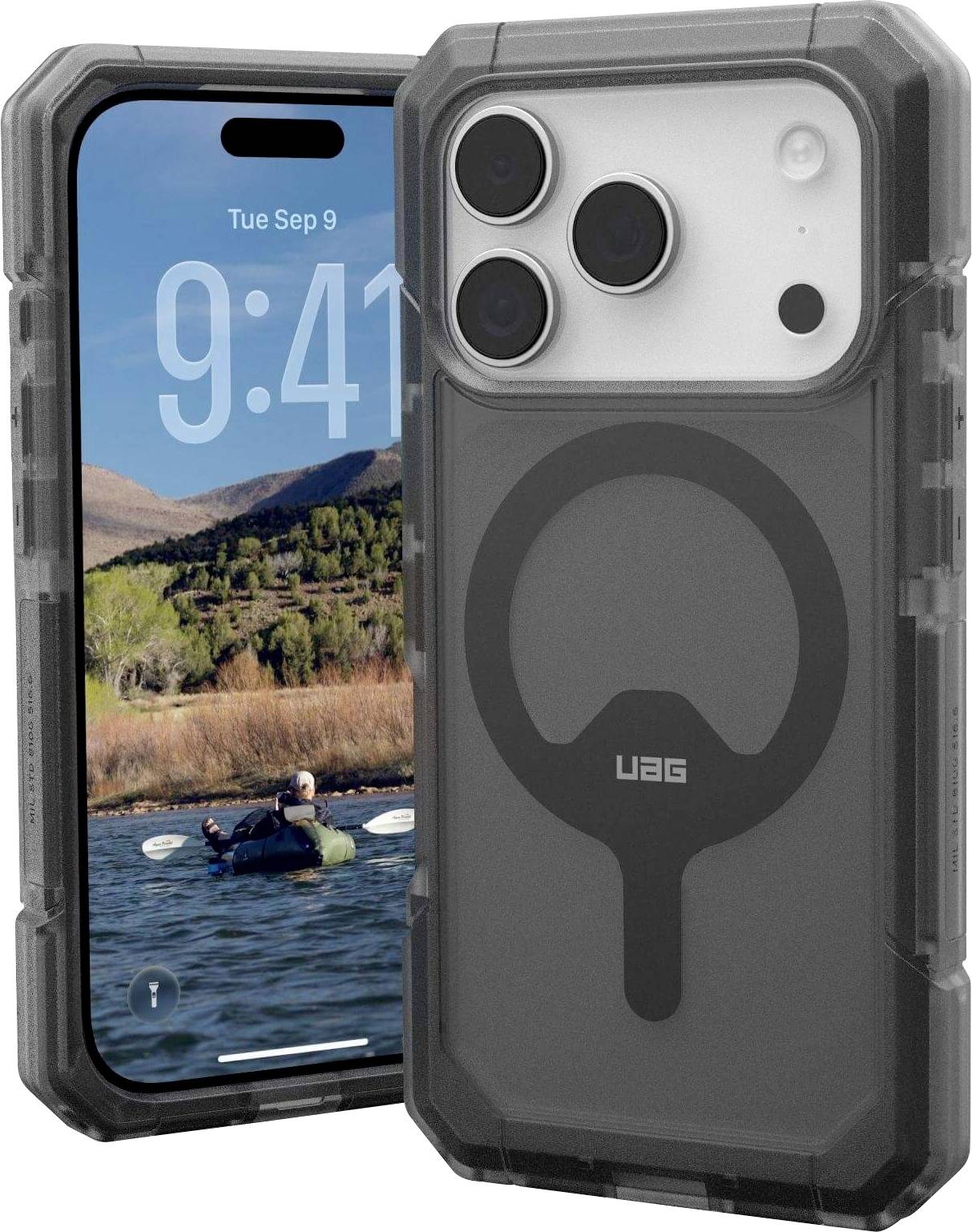 Ein Smartphone in einem robusten Gehäuse ist schräg neben einem anderen Telefon platziert, auf dem ein Kajak auf einem See mit Bäumen und Bergen im Hintergrund zu sehen ist.