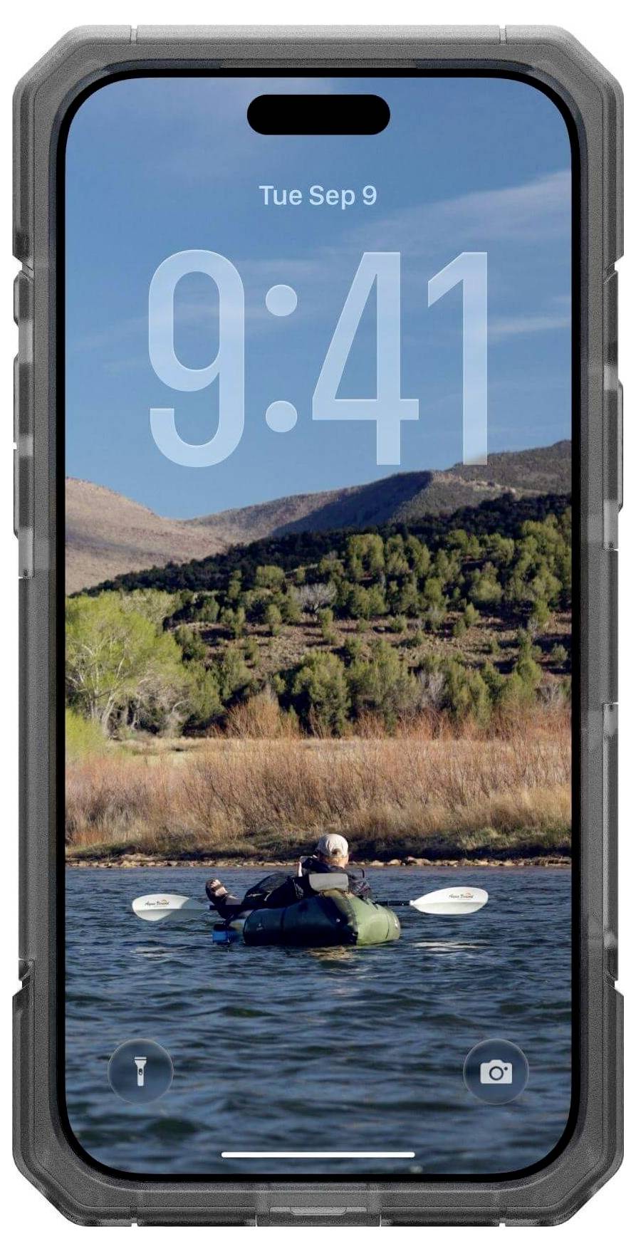 Ein Smartphone, das einen Sperrbildschirm mit dem Datum ‚Di Sep 9' und der Uhrzeit ‚9:41' über einer friedlichen Seelandschaft zeigt, auf der eine Person Kajak fährt.