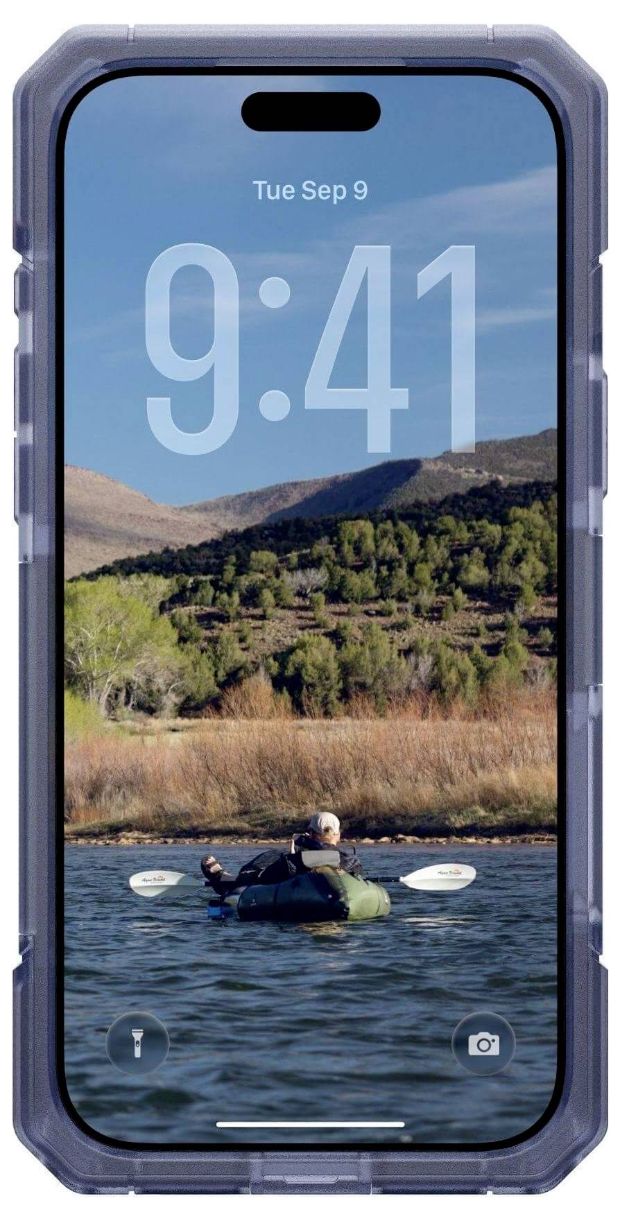 Ein Smartphone-Bildschirm, der einen Sperrbildschirm mit der Uhrzeit '9:41' und dem Datum 'Di. 9. Sep.' zeigt. Das Hintergrundbild stellt eine Person dar, die in einem See Kajak fährt.