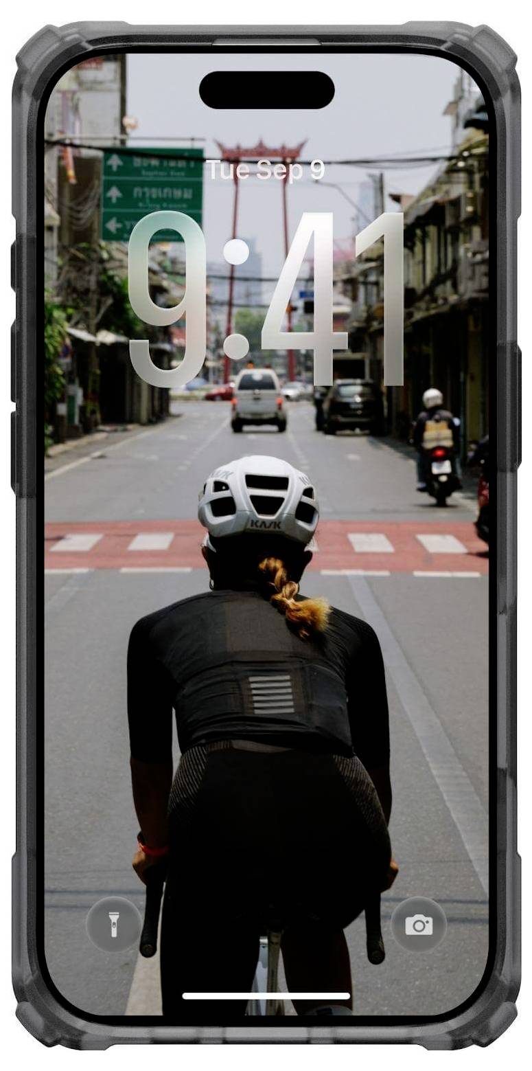Ein Smartphone zeigt ein Hintergrundbild, das einen Radfahrer auf einer Stadtstraße zeigt, der mit dem Rücken zur Kamera steht und einen Helm trägt. Die Uhrzeit auf dem Display zeigt 9:41 Uhr am Dienstag, den 9. September.