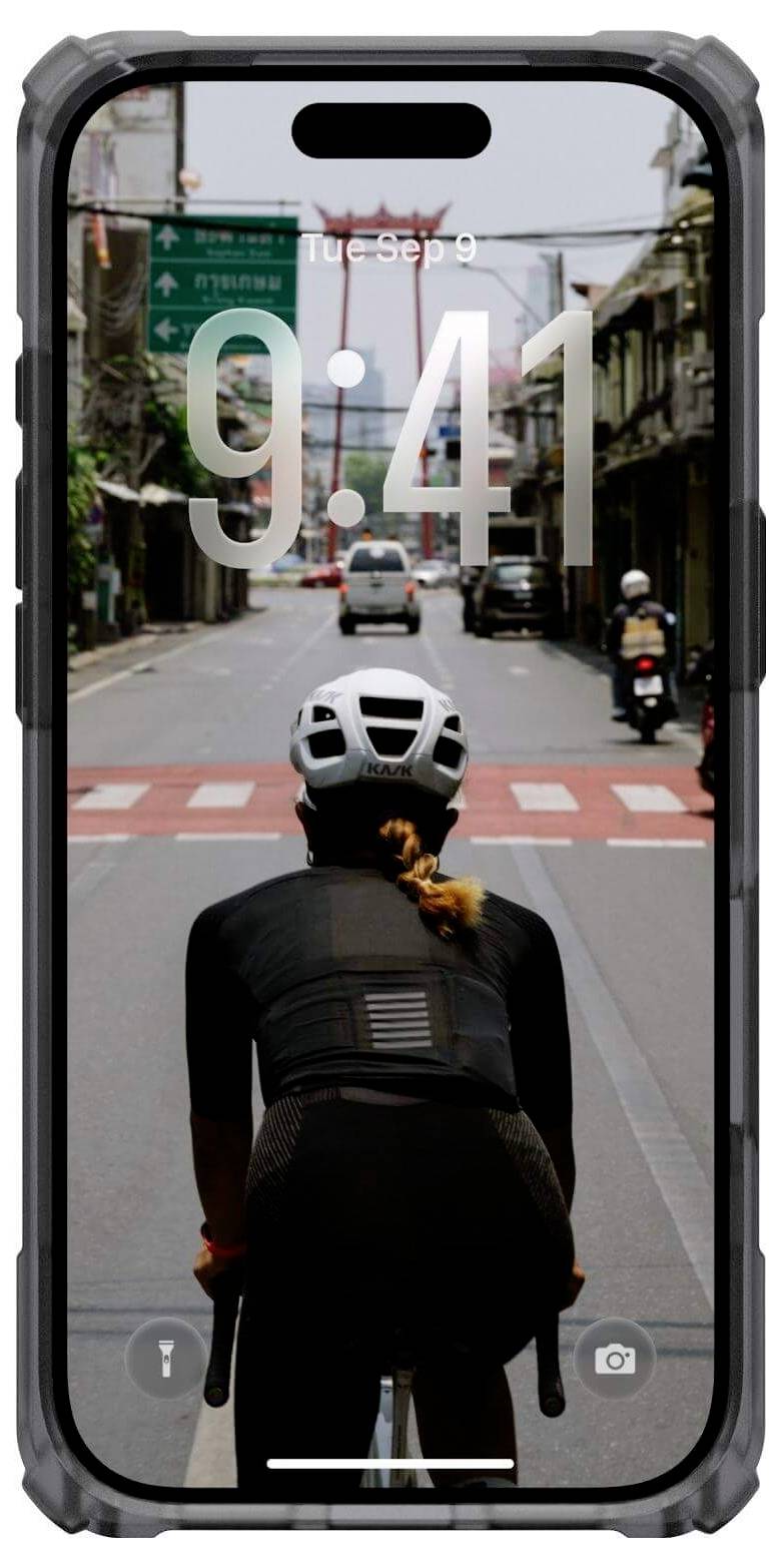 Eine Person auf einem Fahrrad auf einer Straße, von hinten gesehen, dargestellt auf einem Smartphone-Bildschirm, der die Uhrzeit '9:41' und das Datum 'Di, Sep 9' anzeigt.