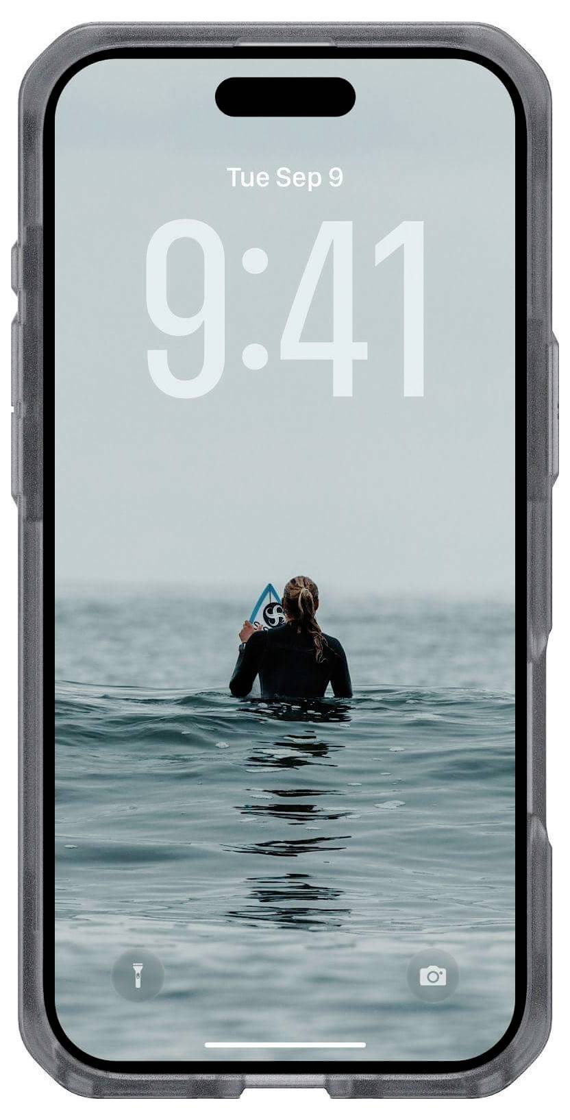 Auf dem Smartphone-Display ist ein Sperrbildschirm zu sehen, auf dem eine Frau im Ozean zu sehen ist, mit dem Rücken zum Betrachter, und ein dreieckiges Symbol in die Höhe hält. Die Zeit zeigt '9:41' Uhr an.