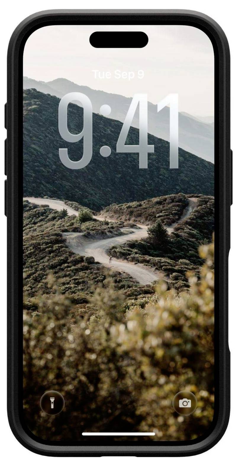 Ein Smartphone zeigt einen Sperrbildschirm mit der Uhrzeit '9:41' und einem Hintergrund mit Berglandschaft, der verschlungene Straßen und Grünflächen zeigt.