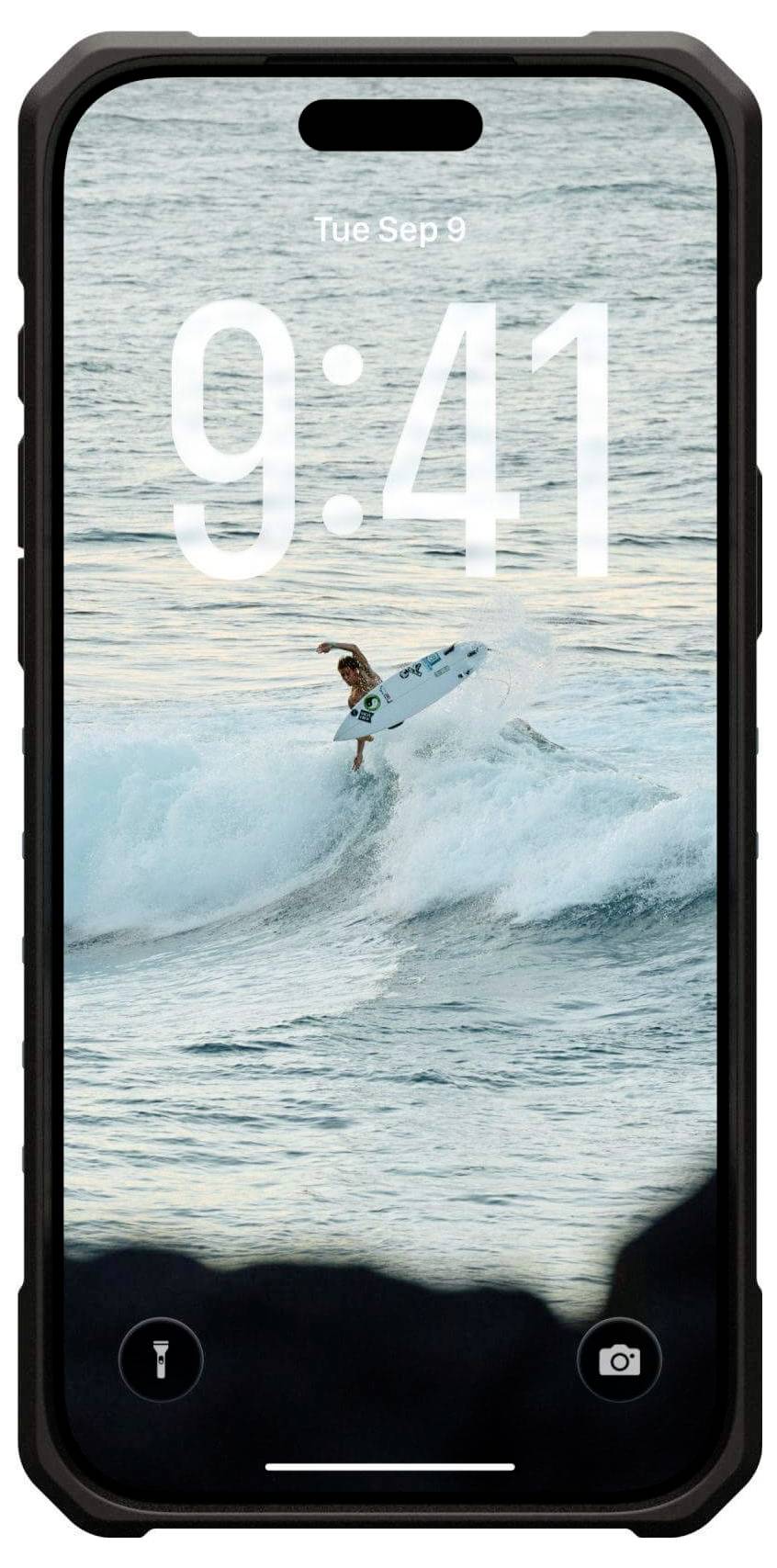 Ein Surfer reitet eine Welle im Ozean, auf einem Smartphone-Sperrbildschirm festgehalten, der die Uhrzeit '9:41' am Dienstag, den 9. September, anzeigt.