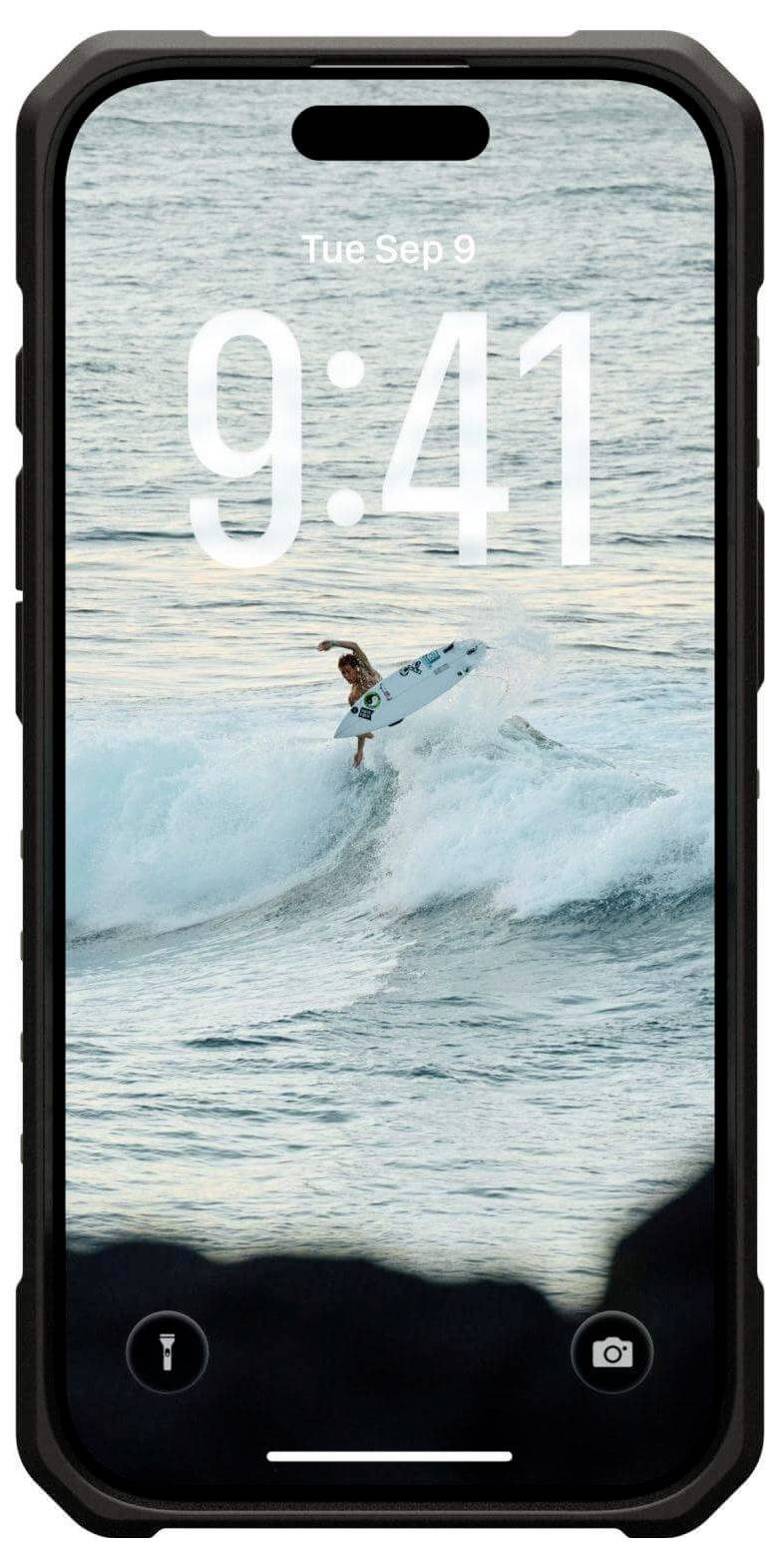 Ein Smartphone zeigt einen Surfer, der eine Welle reitet, auf dem Startbildschirm, mit der Uhrzeit '9:41' und dem Datum 'Di. 9. Sep.' oben auf dem Bildschirm.