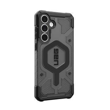 Eine robuste schwarze Smartphone-Hülle mit drei Kameraausschnitten und dem Text 'UAG' auf der Rückseite, die ein verstärktes geometrisches Design aufweist.