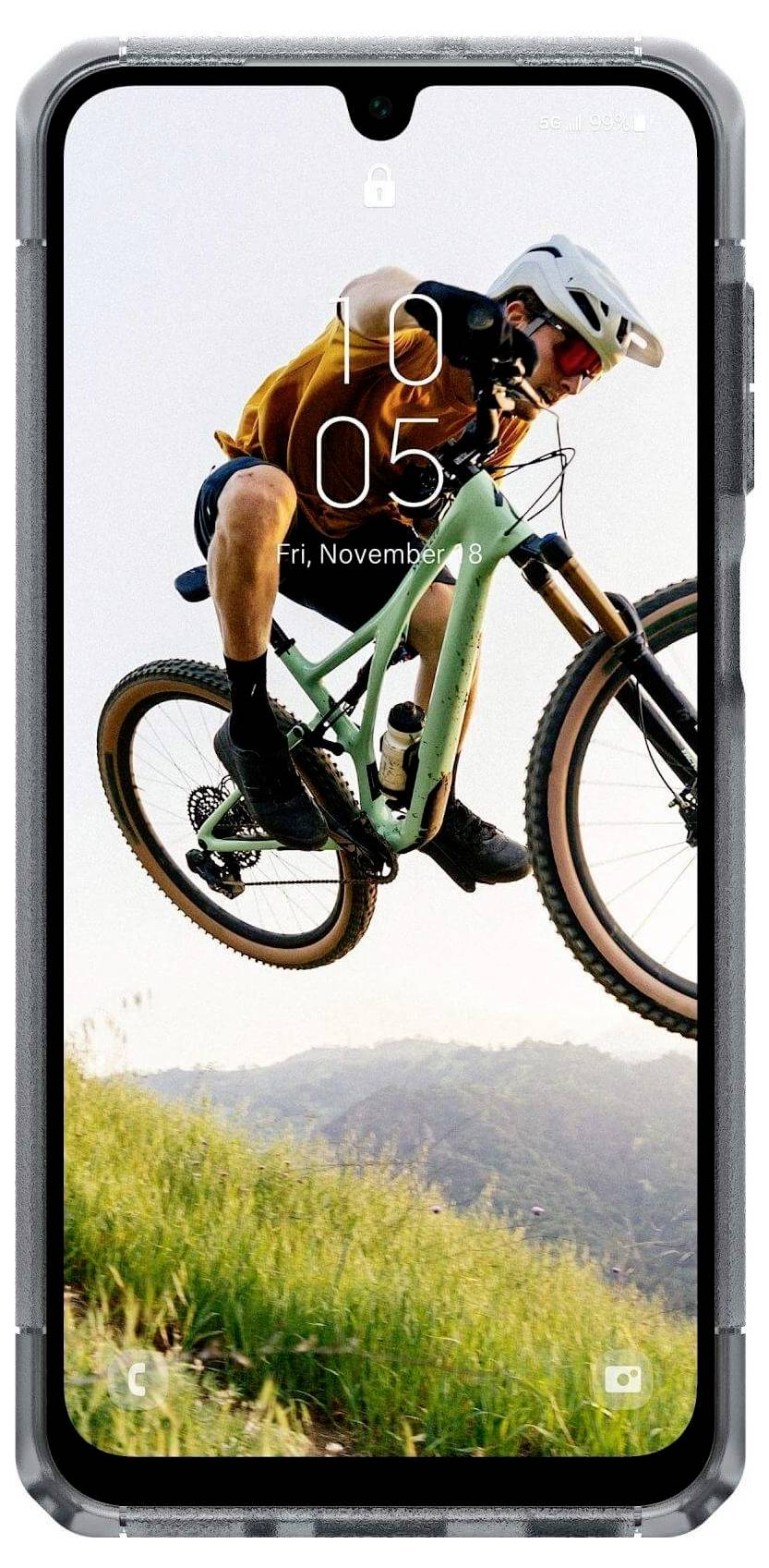 Radfahrer in der Luft, der auf einem Mountainbike einen Sprung macht, vor einer malerischen Kulisse, dargestellt auf dem Bildschirm eines Smartphones.