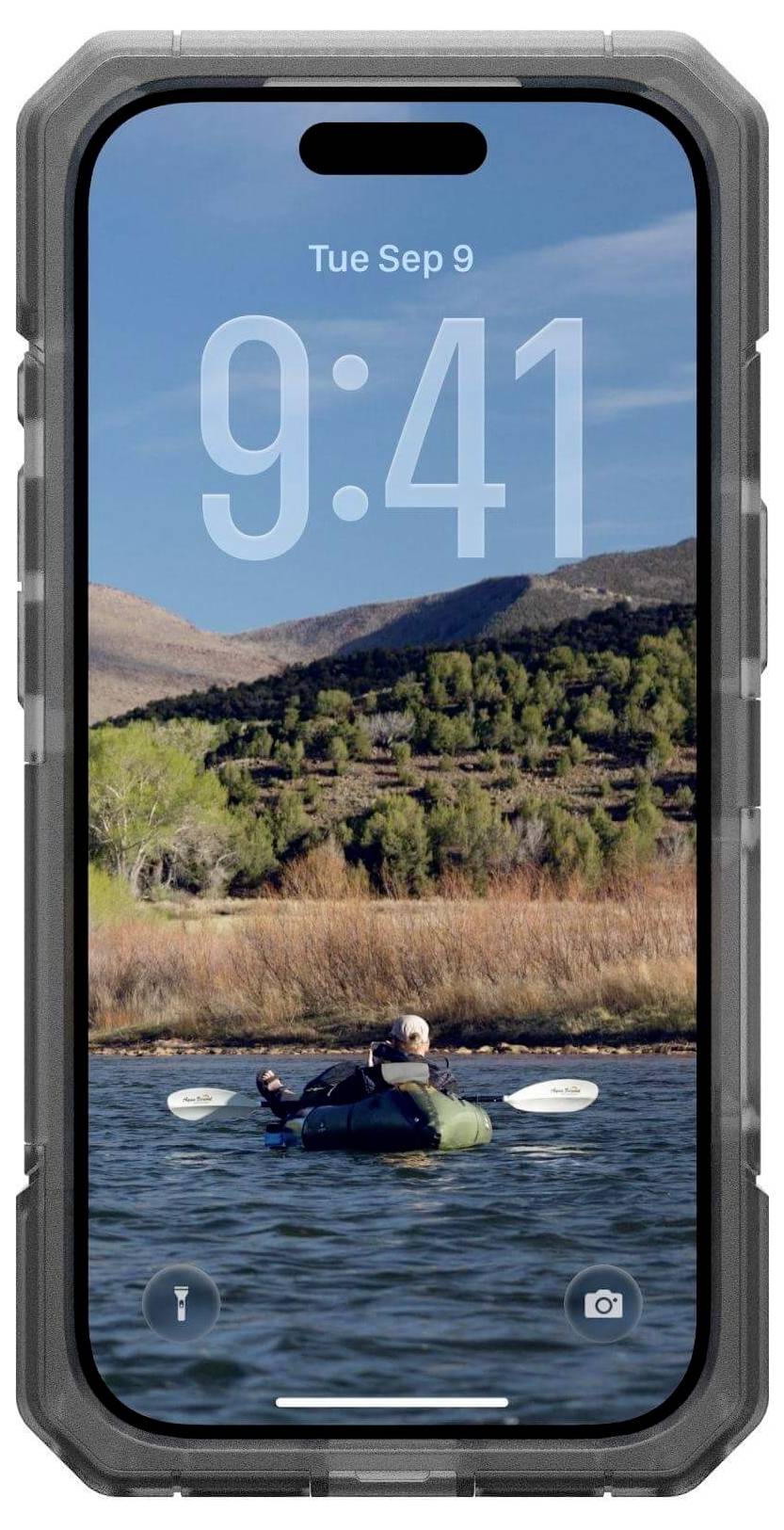 Ein Smartphone zeigt den gesperrten Bildschirm mit einem Kajakfahrer auf einem See, umgeben von Bergen und Bäumen, wobei die Uhrzeit '9:41' und das Datum 'Di Sep 9' sichtbar sind.