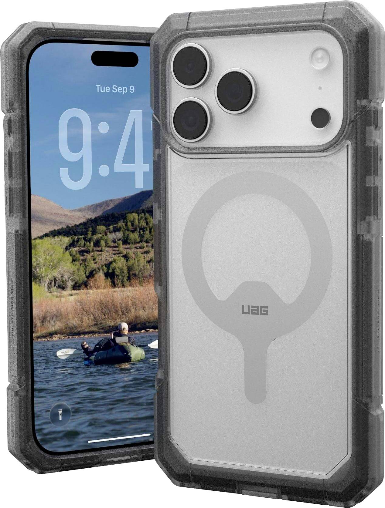 Ein Smartphone, das eine Seeszene auf dem Bildschirm zeigt, liegt neben einem durchsichtigen Handygehäuse mit drei Kameralöchern und dem UAG-Logo.
