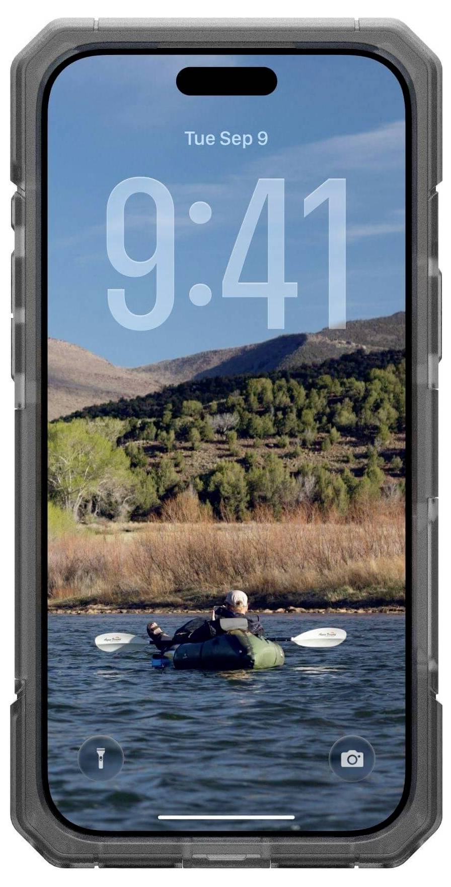 Eine Person, die in einem Kajak auf einem See mit Bergen im Hintergrund paddelt, wird auf dem Smartphone-Bildschirm angezeigt, der die Uhrzeit als 9:41 Uhr am Dienstag, den 9. September zeigt.