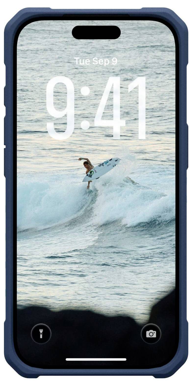 Ein Surfer, der auf einer Welle im Ozean reitet, wird auf dem Sperrbildschirm eines Smartphones angezeigt, der die Uhrzeit '9:41' und das Datum 'Di. 9. Sep.' zeigt.