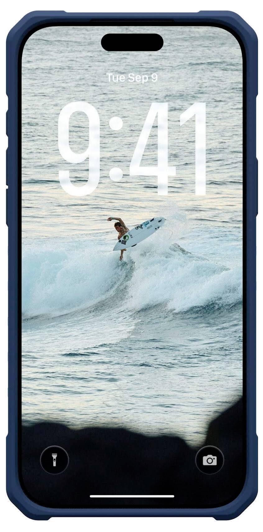 Ein Smartphone-Sperrbildschirm zeigt einen Surfer, der eine Welle unter einem teilweise bewölkten Himmel reitet. Die Uhrzeit zeigt '9:41' und das Datum lautet 'Di 9. Sep'.