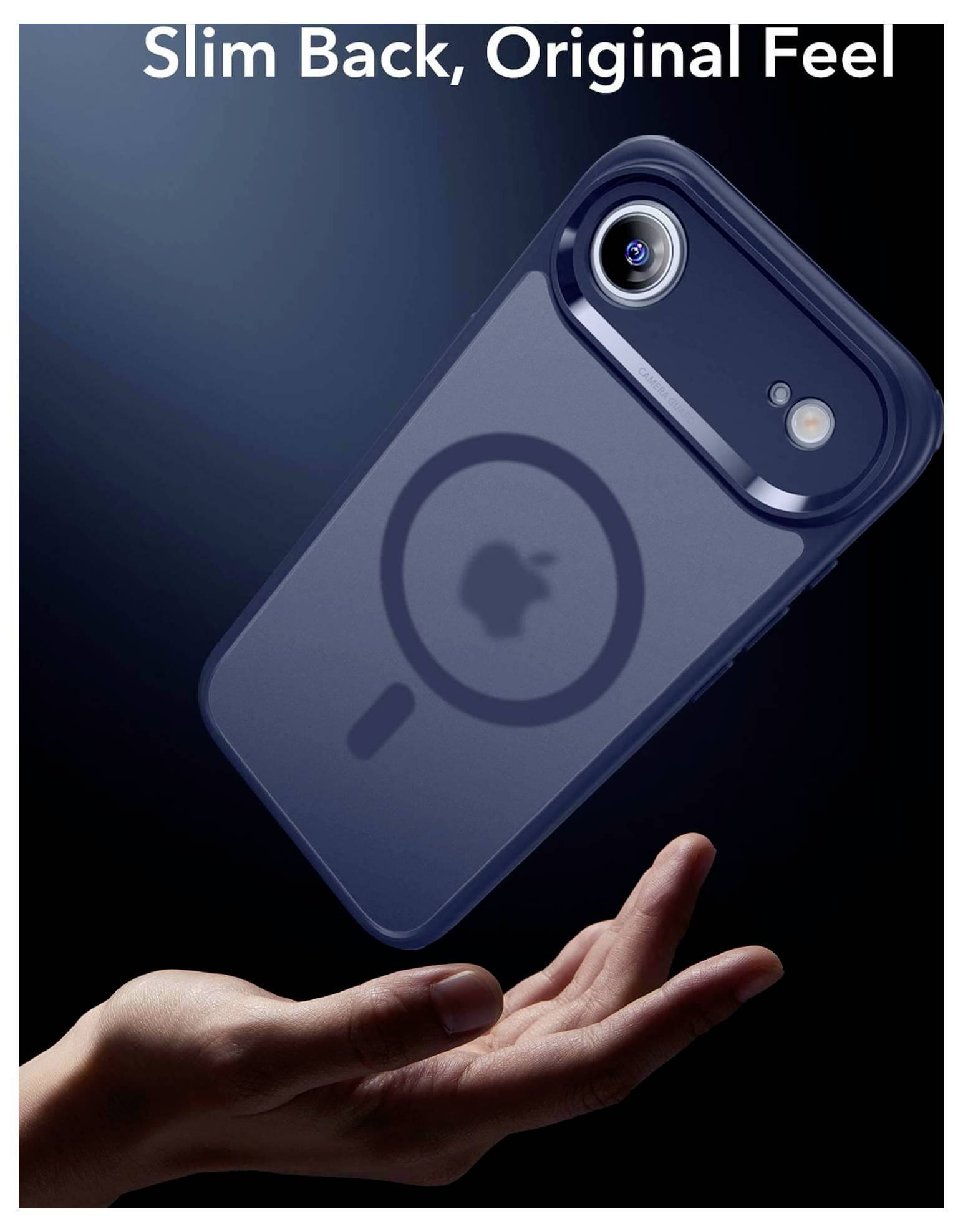 Eine Hand fängt eine schlanke, blaue iPhone-Hülle mit Apples Logo, unter dem Text 