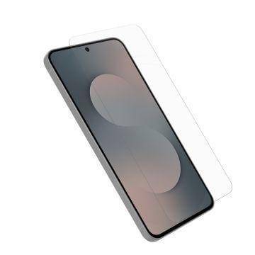 Ein Smartphone mit einem diagonal über den Bildschirm gelegten Panzerglas-Displayschutz, der eine glatte und nahtlose Passform zeigt.