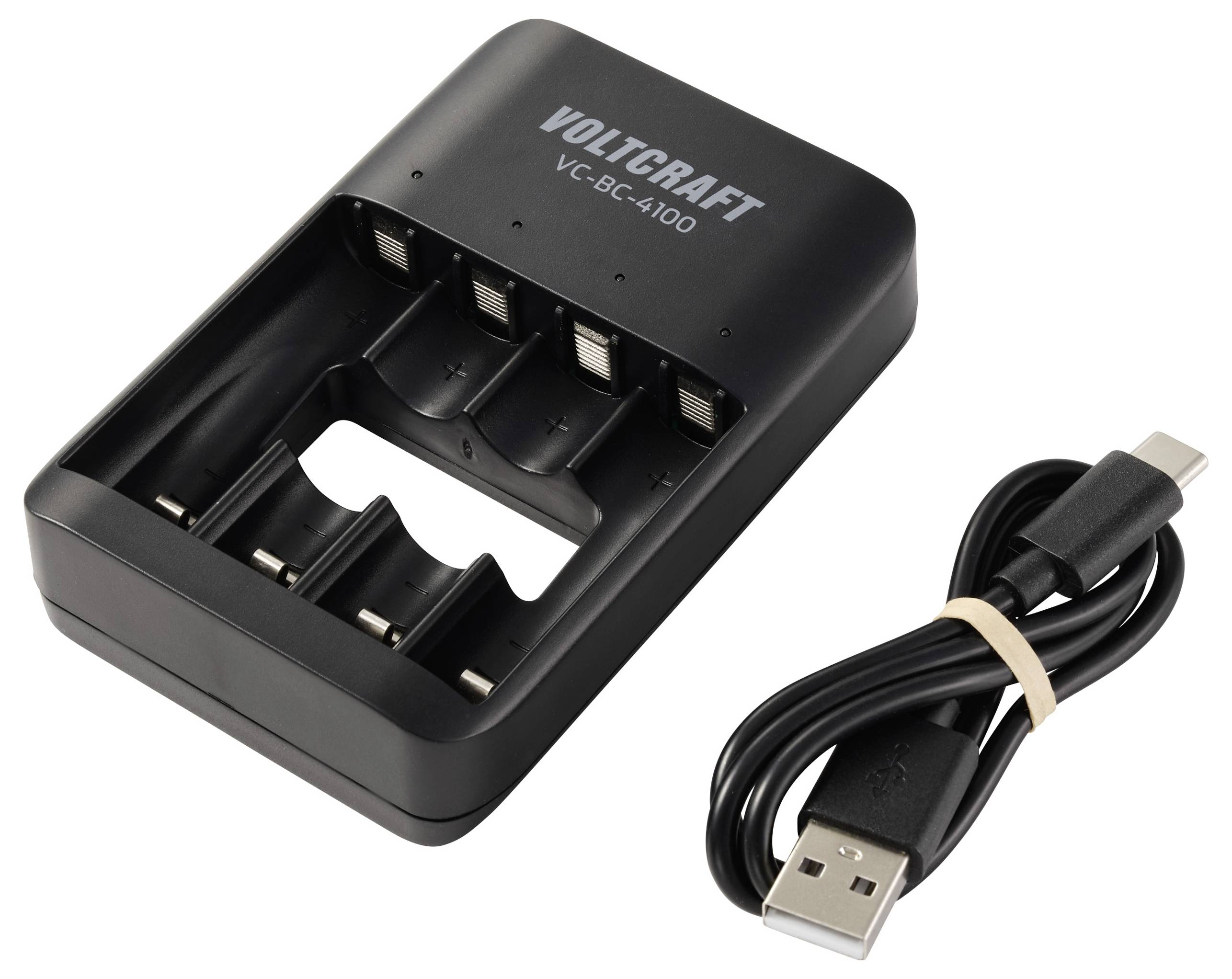 Ein schwarzer Voltcraft VC-BC-4100 Ladegerät mit vier Einschüben, daneben ein USB-Ladekabel, das mit einem Gummiband zusammengerollt ist.