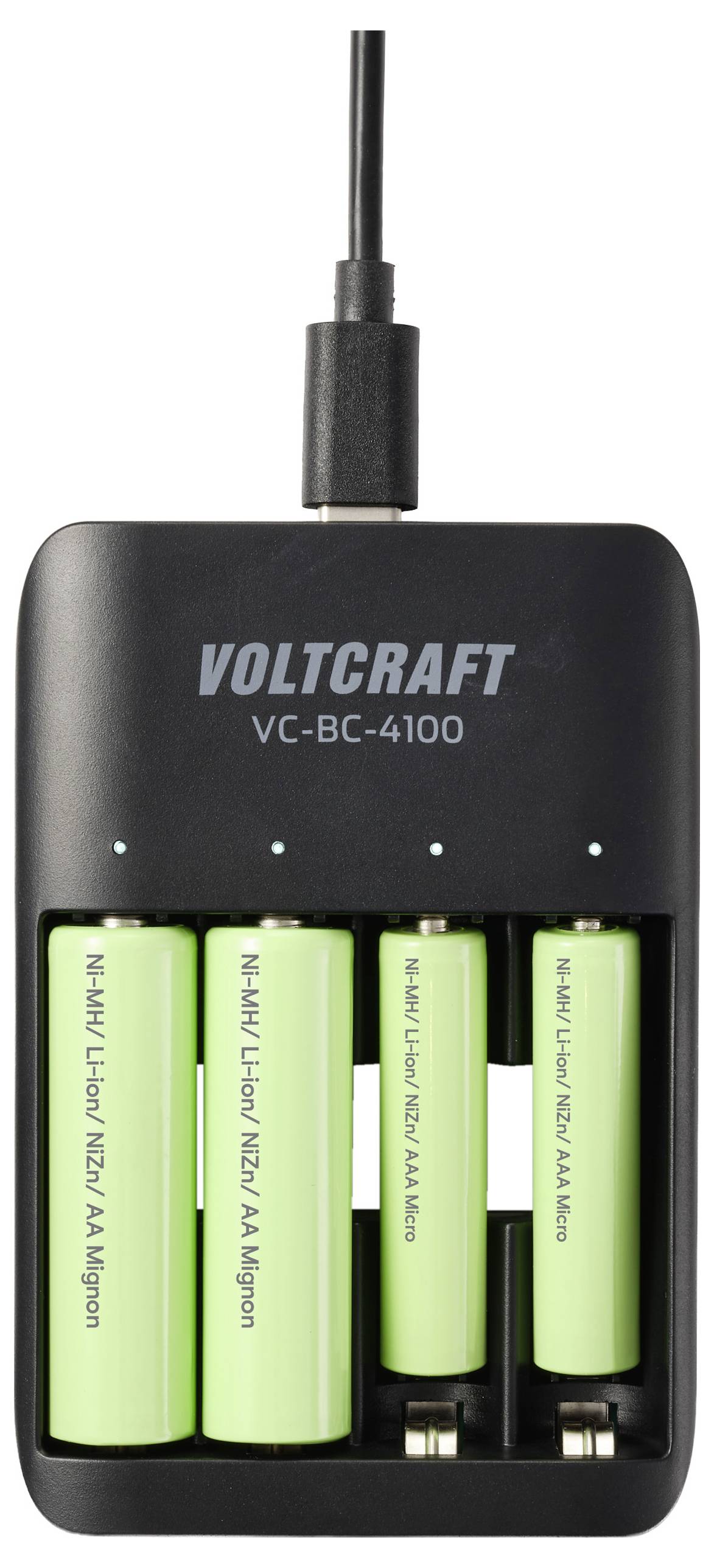 Batterieladegerät mit vier grünen aufladbaren AA-Batterien, die über ein schwarzes Kabel verbunden sind.