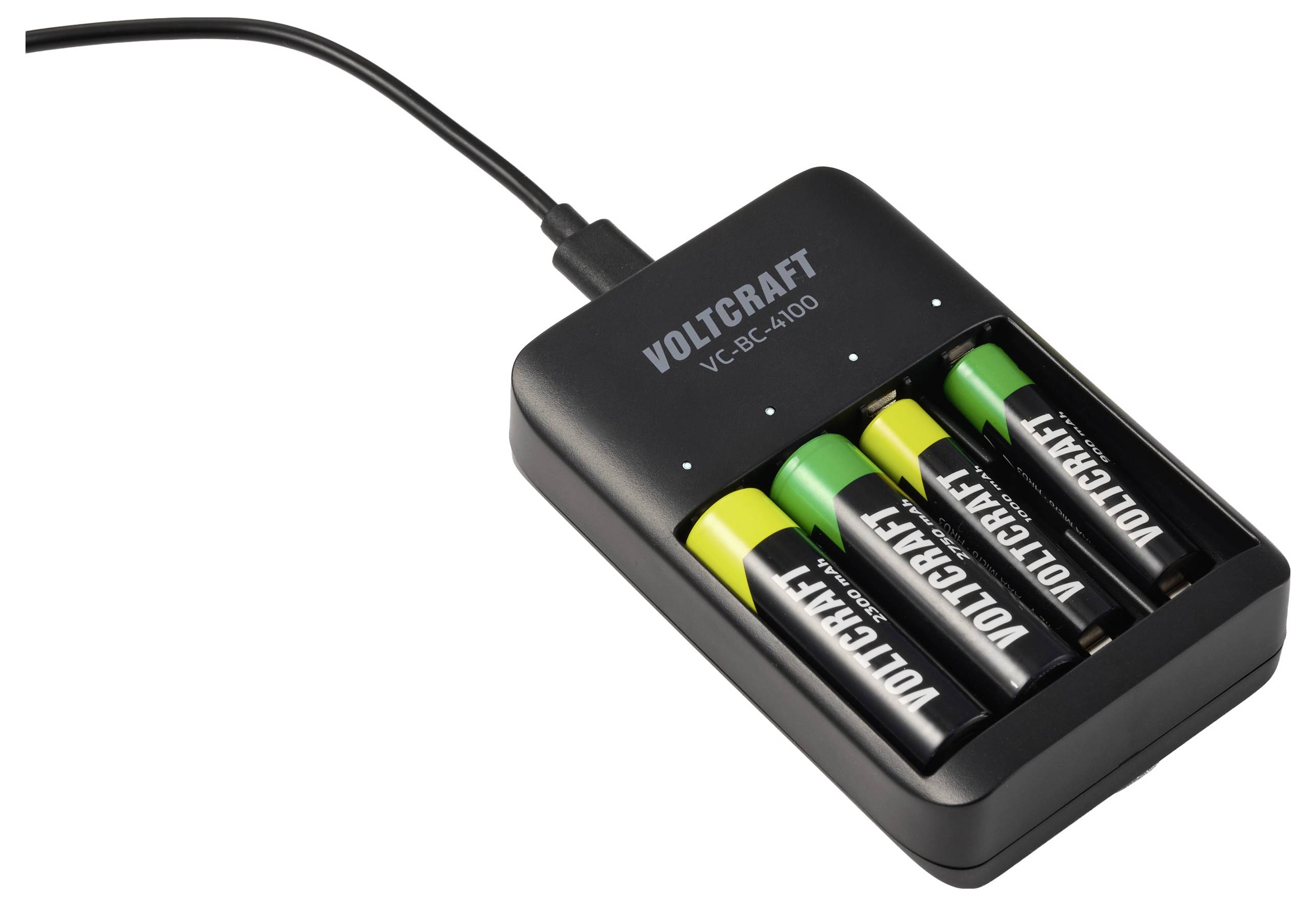 Ein Batteriegerät eingesteckt, das vier wiederaufladbare Voltcraft-AA-Batterien lädt, zwei grüne und zwei gelbe.