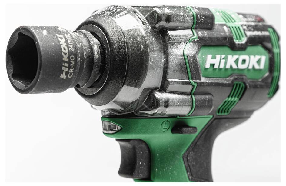 Ein grüner und schwarzer HiKOKI Akku-Schlagschrauber, der die Markierung und den Bohrfutter zeigt, der zum Eindrehen von Schrauben und Bolzen entwickelt wurde.