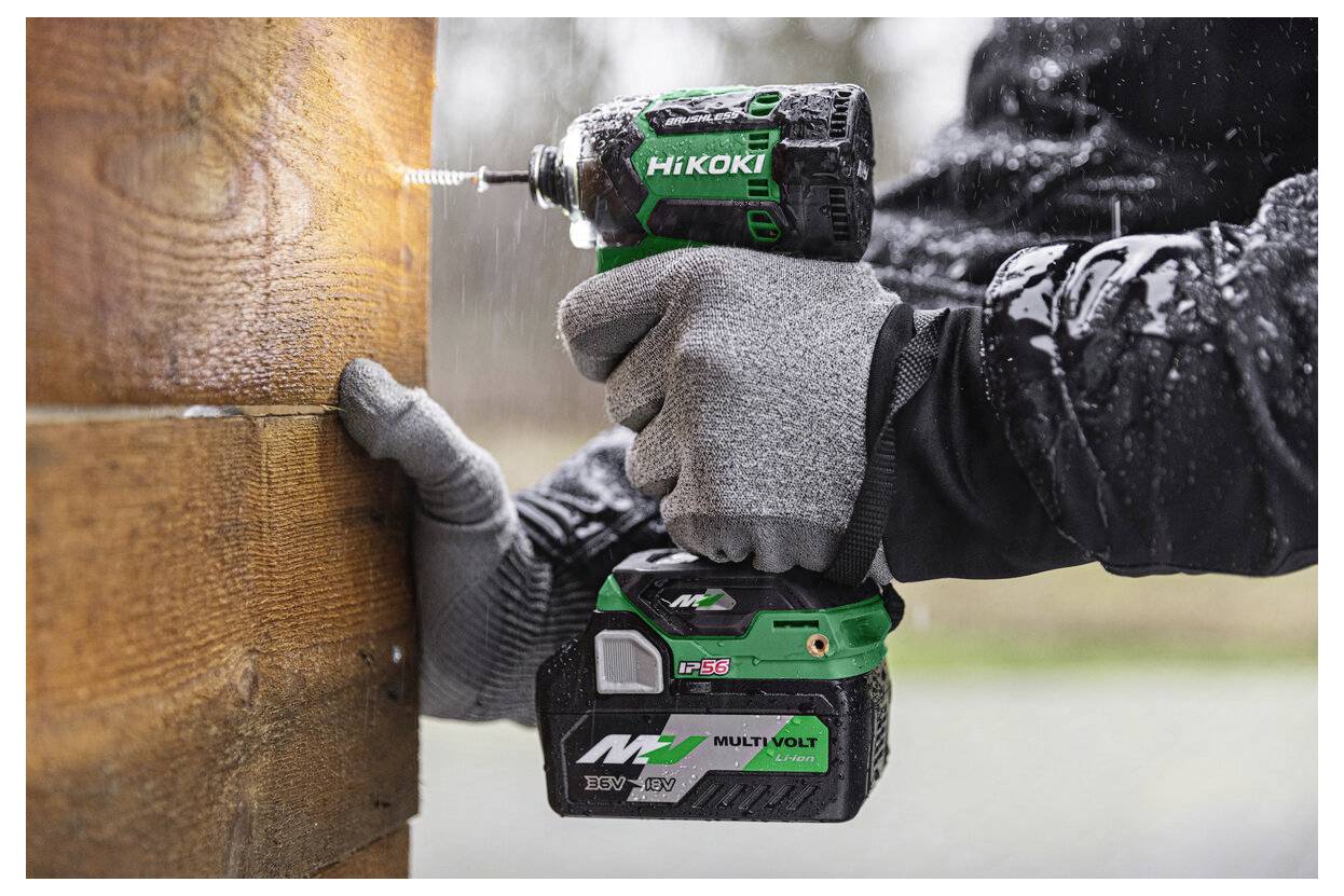 Person, der eine HiKOKI-Akku-Bohrmaschine verwendet, um in Holz zu bohren und dabei das ergonomische Design und die Akkupositionierung für effektive Handhabung demonstriert.